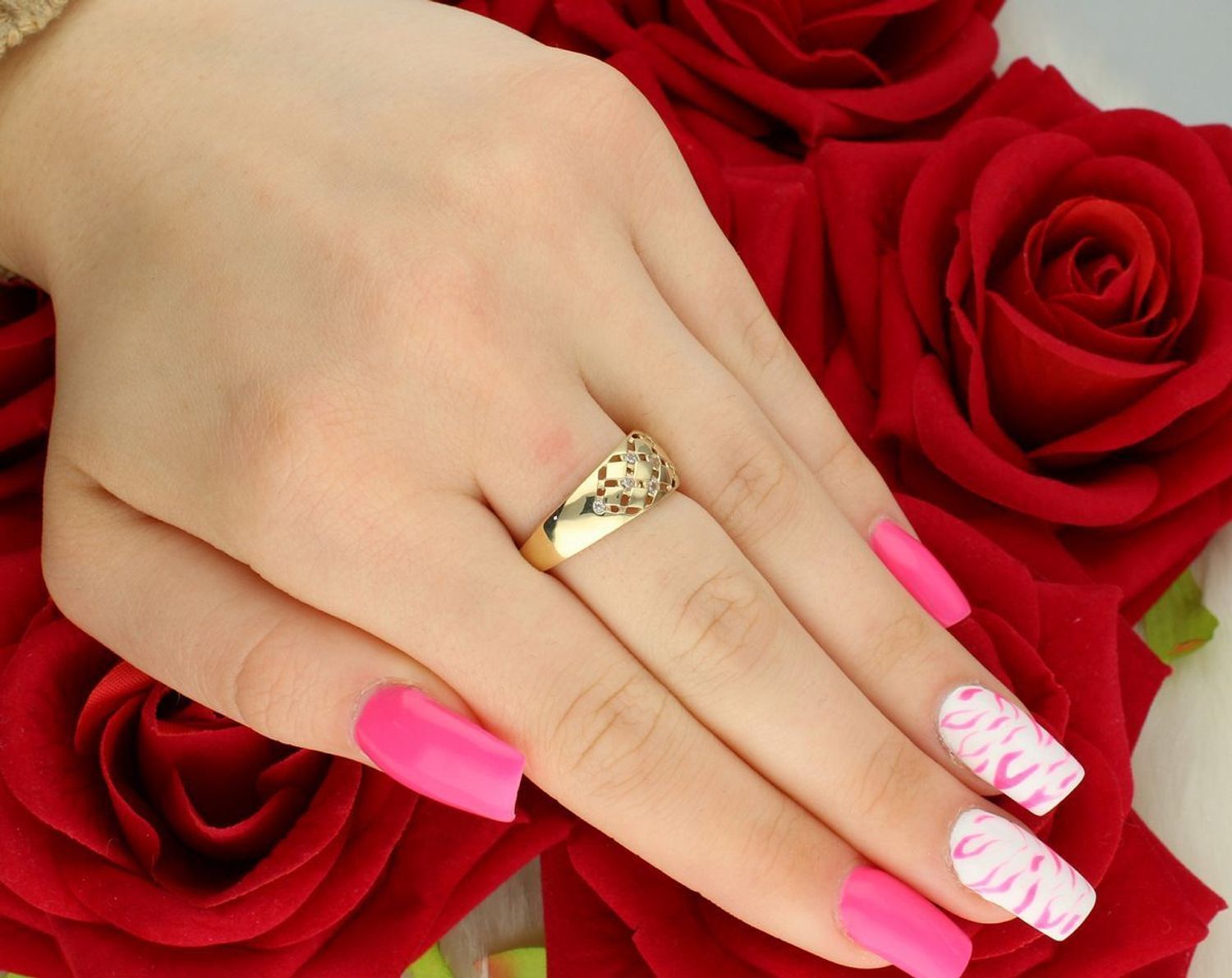 Złoty pierścionek damski ażurowy z błyszczącymi cyrkoniami, próba 585. Model DIA-PRS-2699-585, rozmiar 16, waga 2,51 g. Elegancki, kobiecy i idealny na prezent!1.jpg