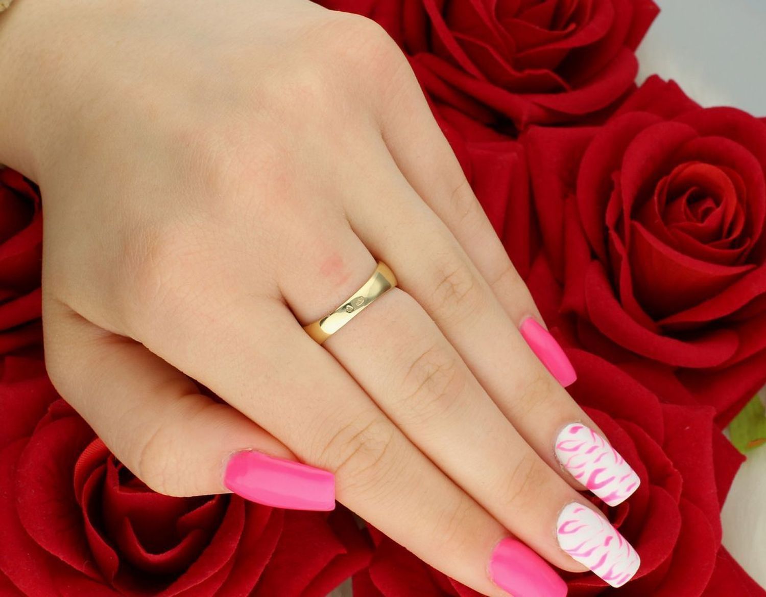 Złoty pierścionek damski ażurowy z błyszczącymi cyrkoniami, próba 585. Model DIA-PRS-2699-585, rozmiar 16, waga 2,51 g. Elegancki, kobiecy i idealny na prezent!1.jpg