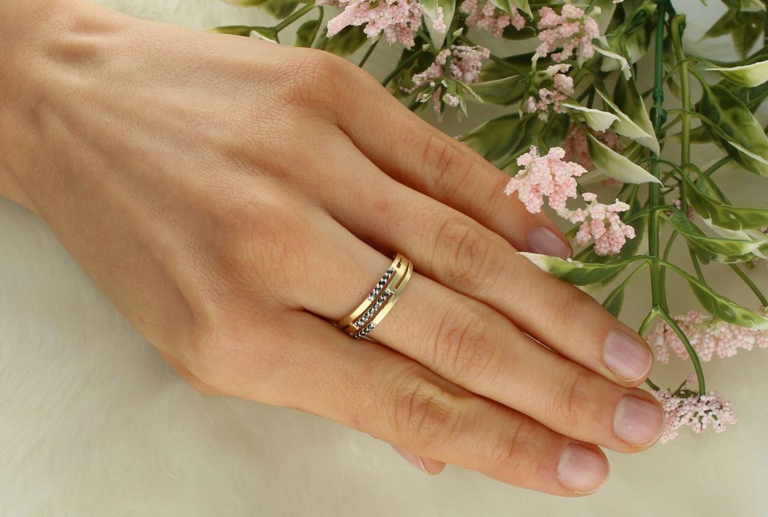 Złoty pierścionek obrączka z czarną cyrkonią 585. 3 szyny, rozmiar 15, waga 2,12g. Klasyka i nowoczesność w eleganckim wydaniu. Złoty pierścionek obrączka 585 z czarnymi cyrkoniami. 1.jpg