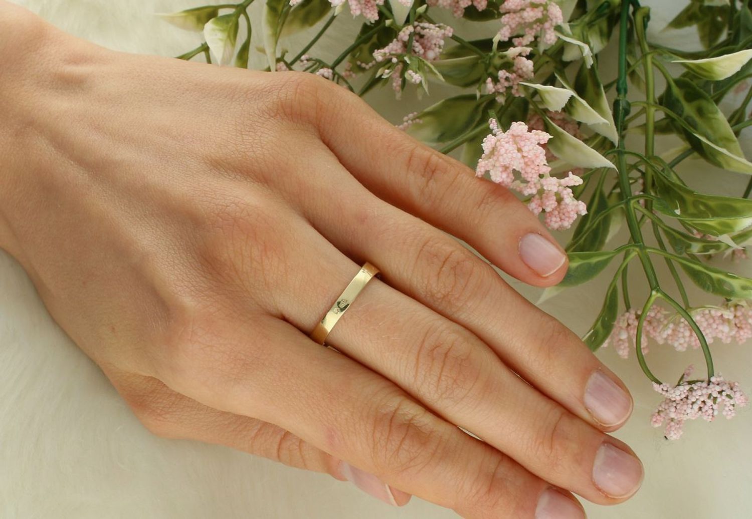 Złoty pierścionek obrączka z czarną cyrkonią 585. 3 szyny, rozmiar 15, waga 2,12g. Klasyka i nowoczesność w eleganckim wydaniu. Złoty pierścionek obrączka 585 z czarnymi cyrkoniami. 1.jpg