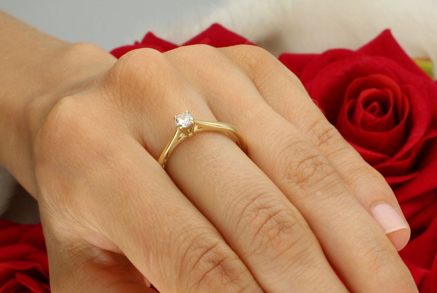 Złoty pierścionek damski próby 585 z centralną cyrkonią. Klasyczna forma, wysoka jakość. Waga 3,02 g – elegancja na każdą okazję.1.jpg