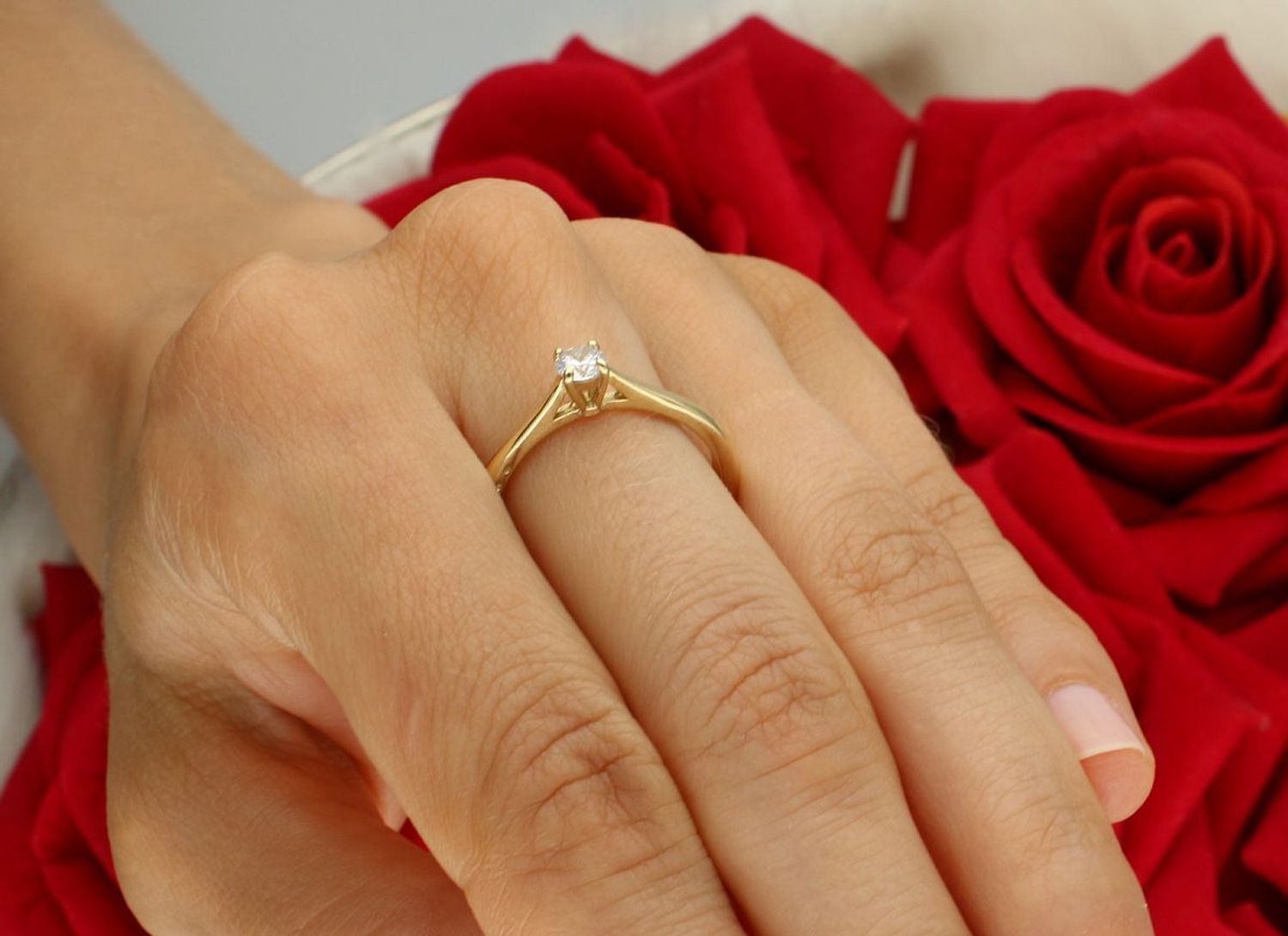 Złoty pierścionek damski próby 585 z centralną cyrkonią. Klasyczna forma, wysoka jakość. Waga 3,02 g – elegancja na każdą okazję.1.jpg