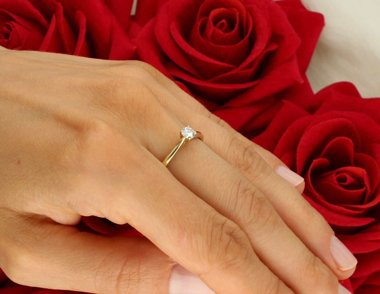 Złoty pierścionek damski próby 585 z centralną cyrkonią. Klasyczna forma, wysoka jakość. Waga 3,02 g – elegancja na każdą okazję.1.jpg