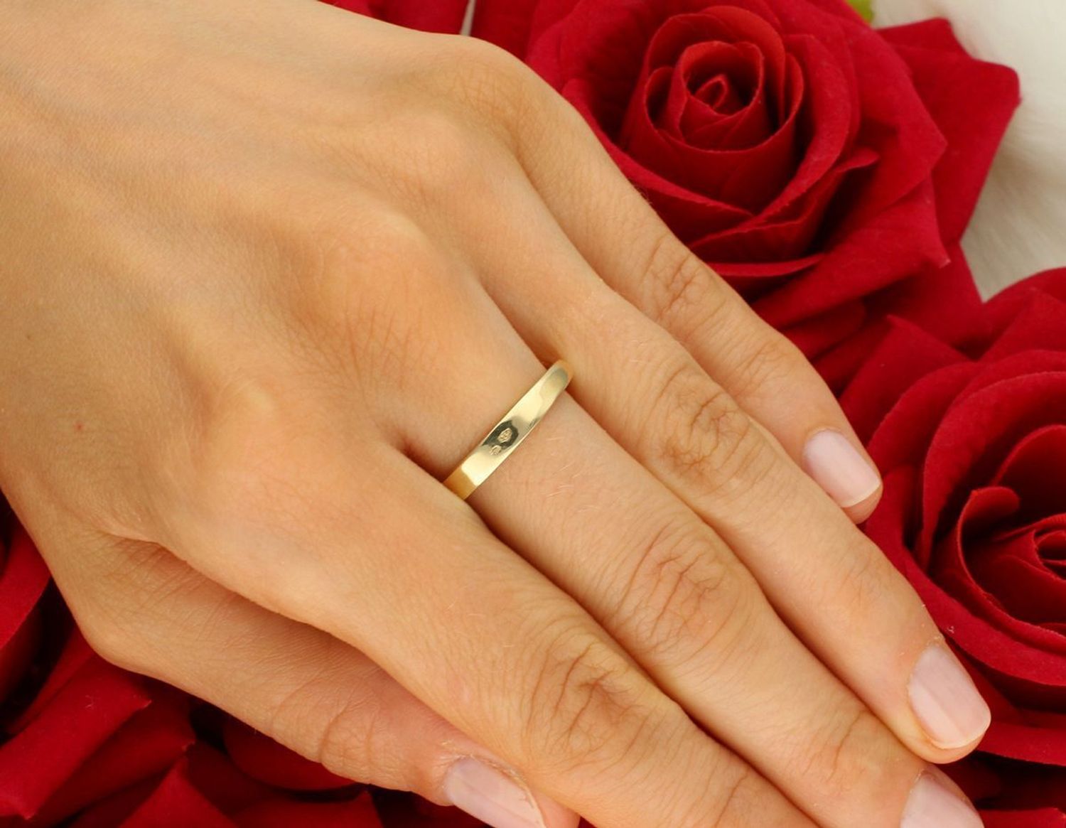 Złoty pierścionek damski próby 585 z centralną cyrkonią. Klasyczna forma, wysoka jakość. Waga 3,02 g – elegancja na każdą okazję.1.jpg