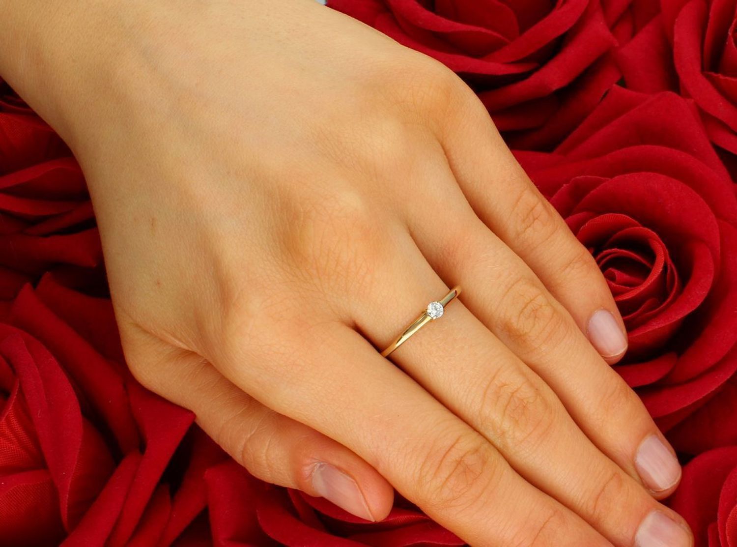 Złoty pierścionek 585 z zawieszką krzyż PI3368 Biżuteria wykonana z najwyższej jakości złota próby 585. Modny pierścionek z zawieszką w formie krzyżyka z pewnością przyciągnie wzrok. Biżuteria,1.jpg