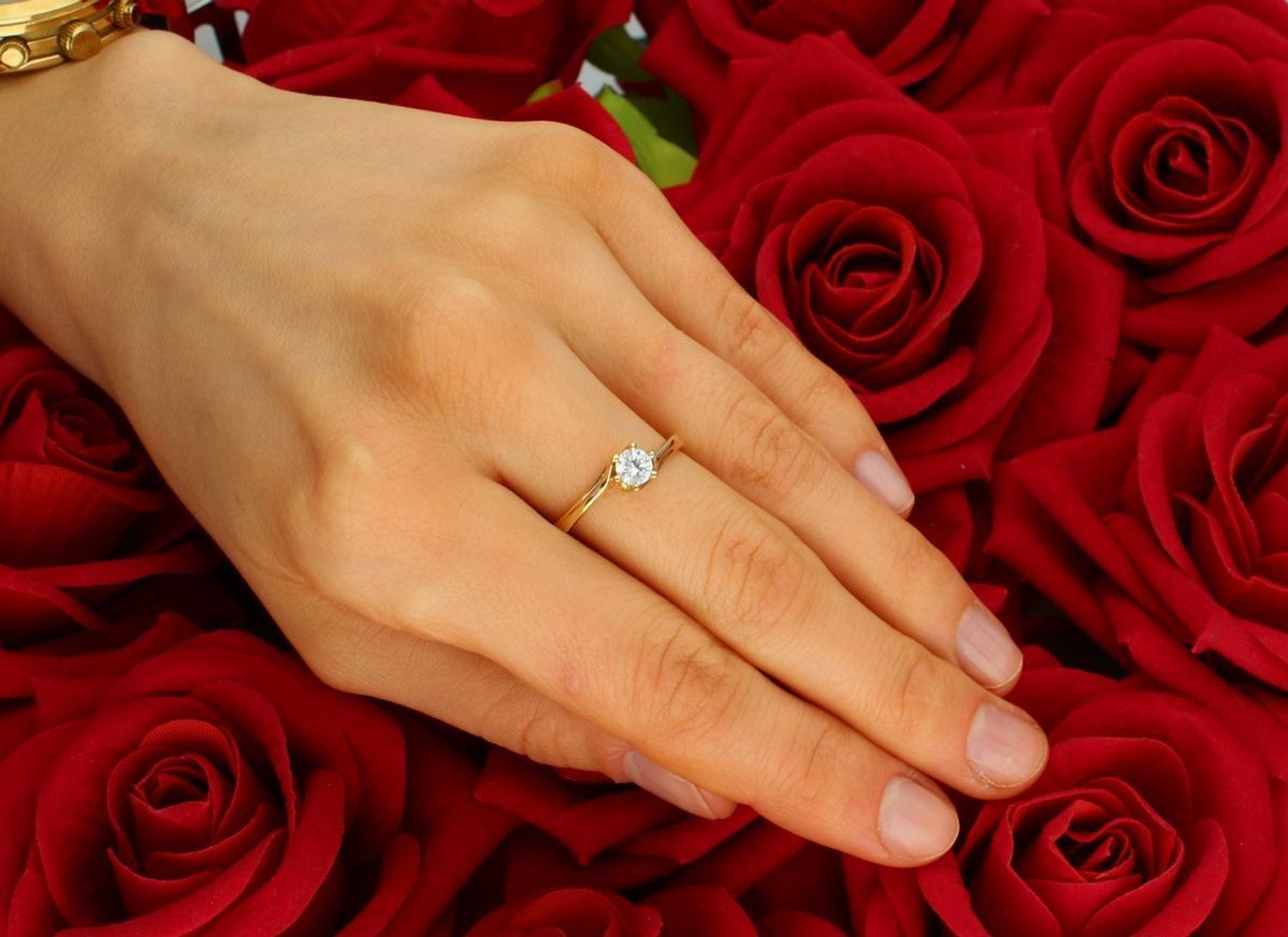 Pierścionek złoty 585 zaręczynowy z dużą cyrkonią DIA-PRS-2710-585  to złoty damski pierścionek wykonany z wysokiej próby żółtego złota 585. Idealna biała cyrkonia we wzorze 1.jpg