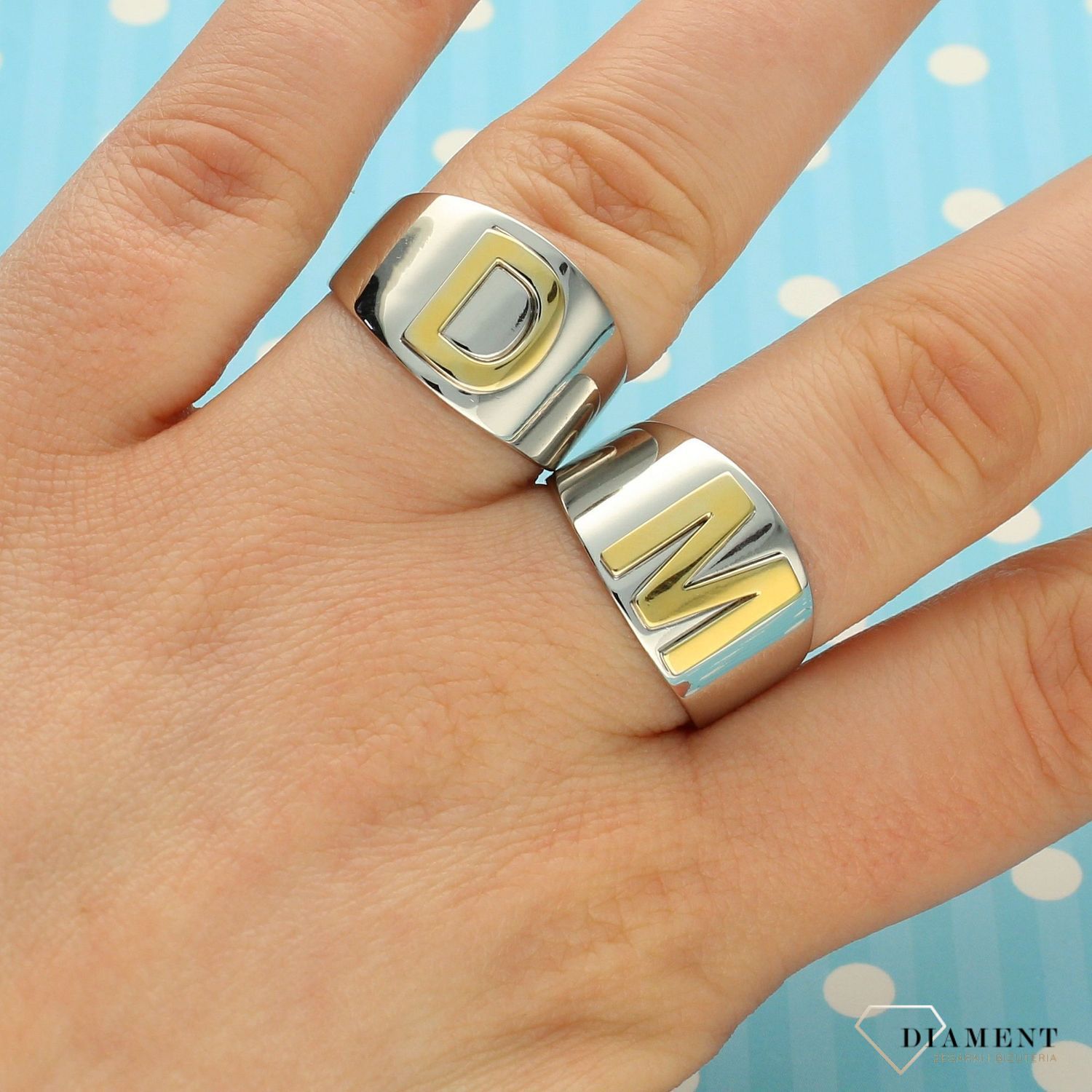 Pierścionek srebrny sygnet ze złotą literką M DIA-PRS-2795M-925 (1).jpg