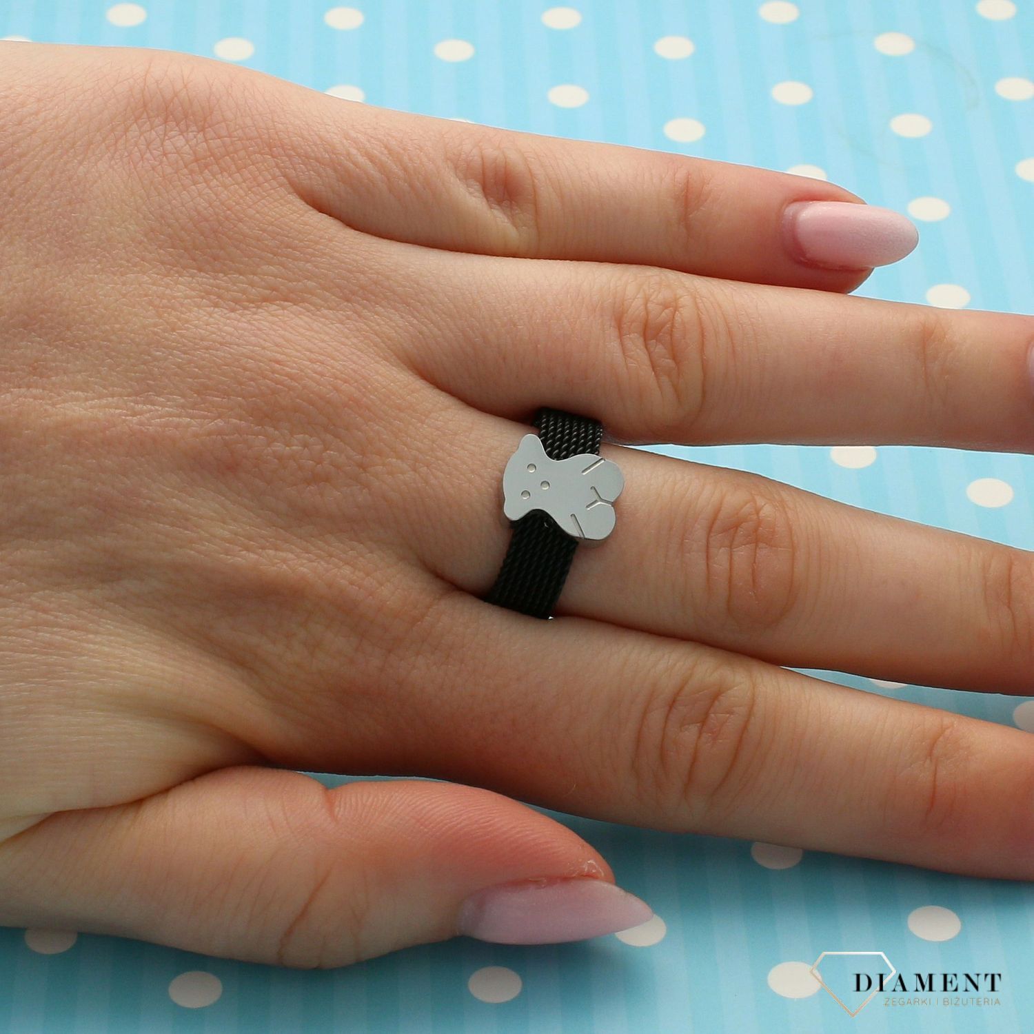 Stalowy pierścionek czarna obrączka ze srebrnym misiem DIA-PRS-2912-INNE (2).jpg