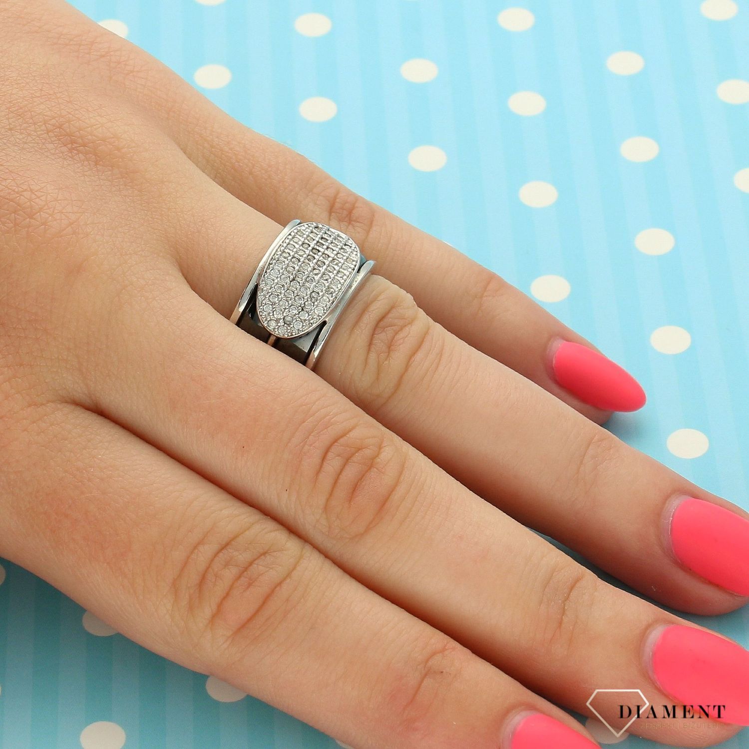 Pierścionek czarna ceramika ze srebrnymi dodatkami DIA-PRS-3213-925. Pierścionek wykonany z czarnej ceramiki oraz ozdobiony srebrnymi dodatkami i cyrkonią (2).jpg