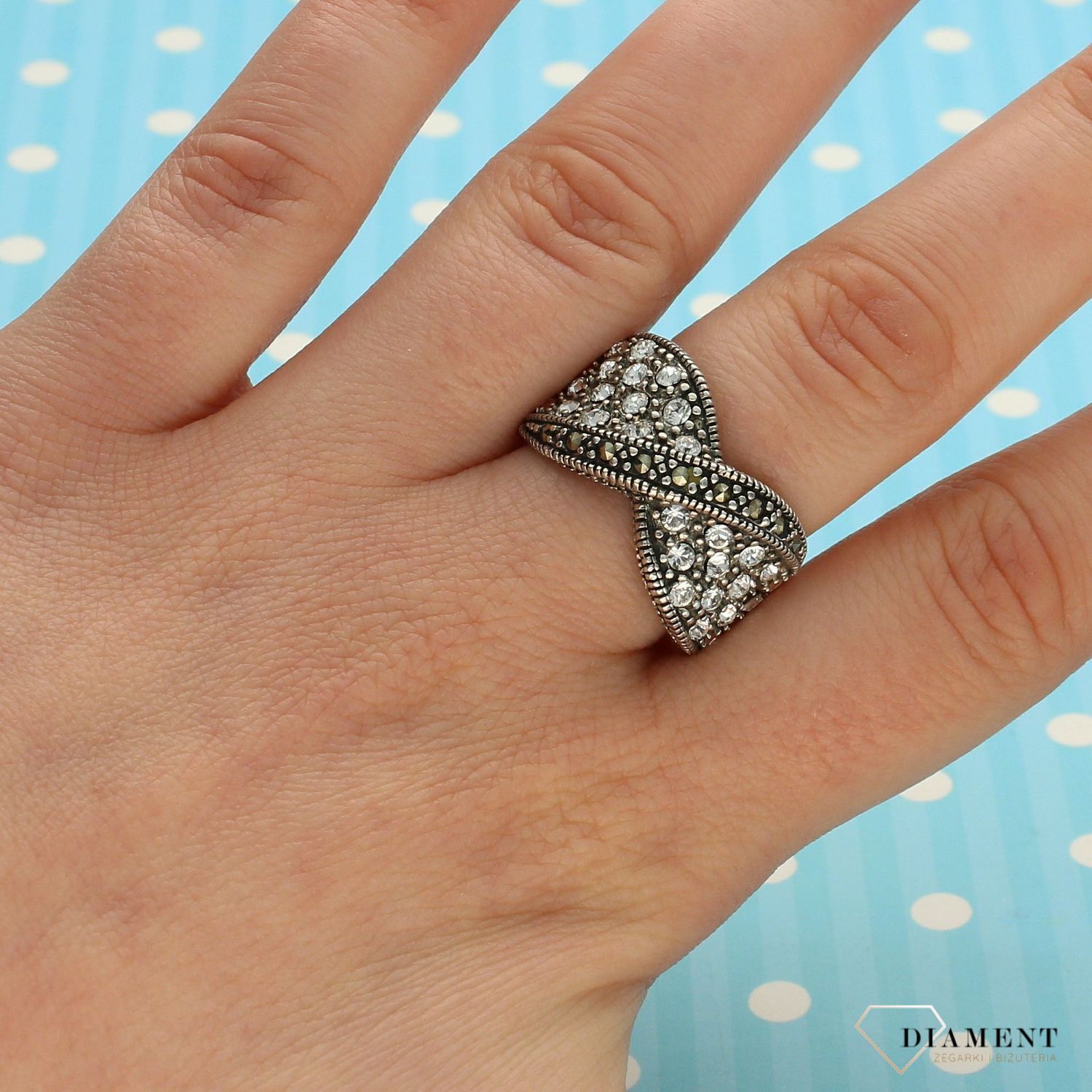 Srebrny pierścionek przeplatany markazyty i cyrkonia DIA-PRS-3289-925.jpg