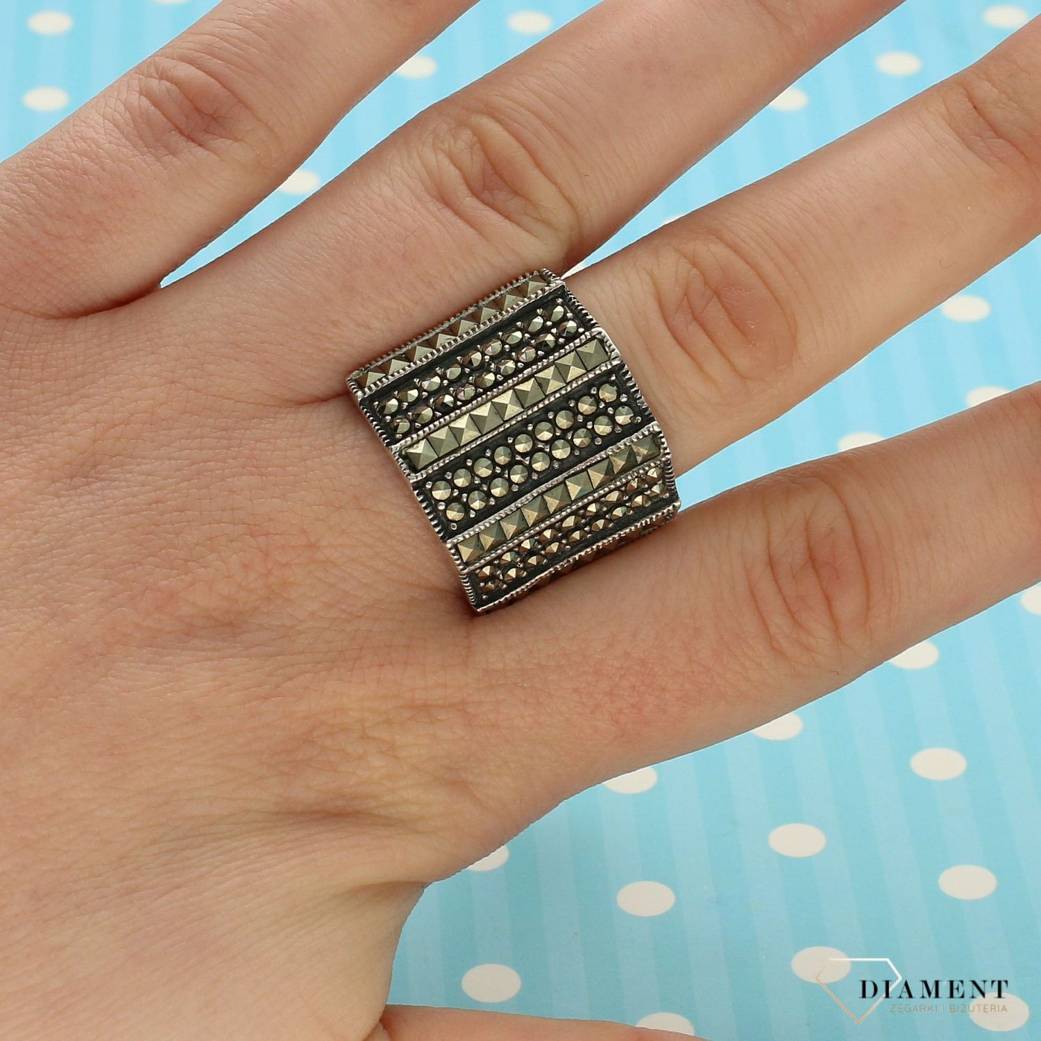 Srebrny szeroki pierścionek ozdobiony markazytami DIA-PRS-3290-925.jpg