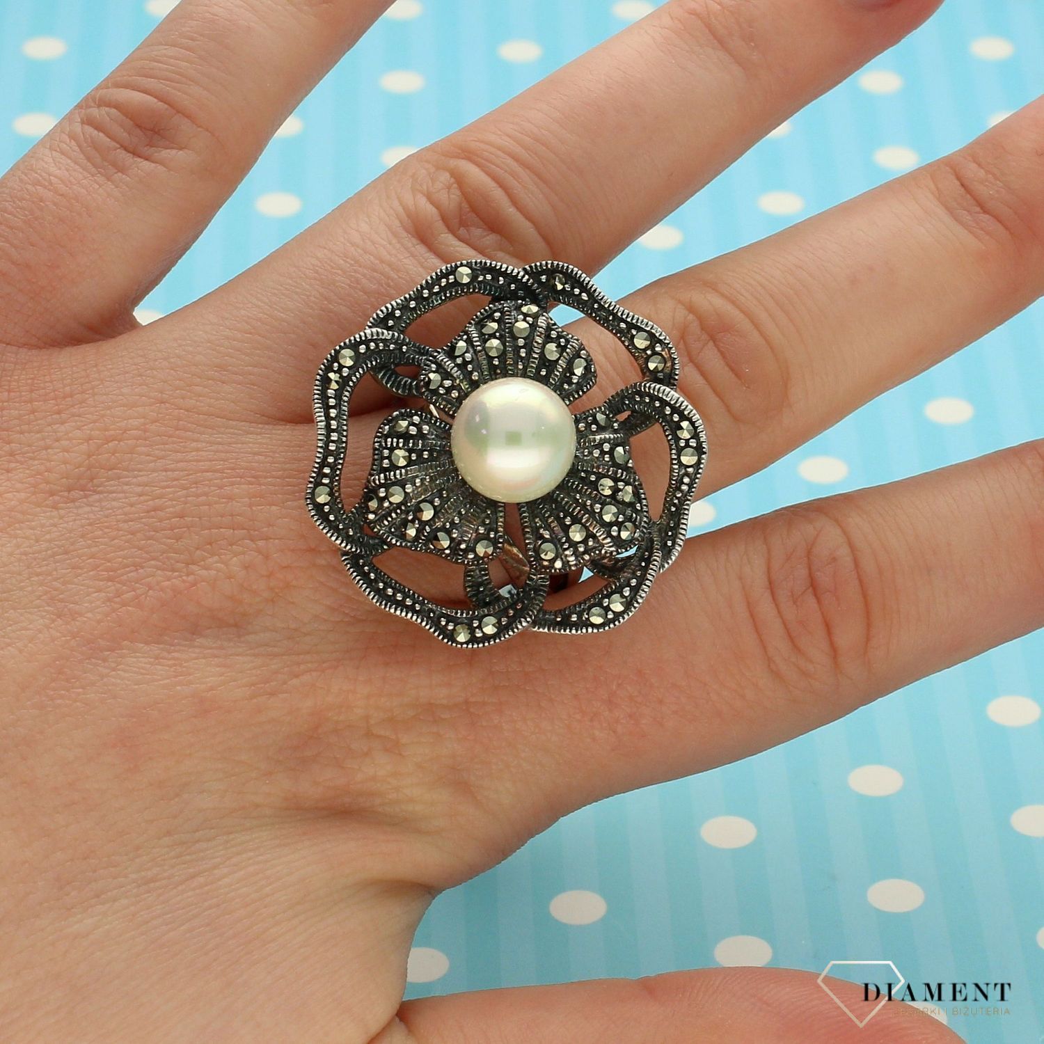 Srebrny pierścionek ażurowy z perłą i markazytami DIA-PRS-3291-925.jpg