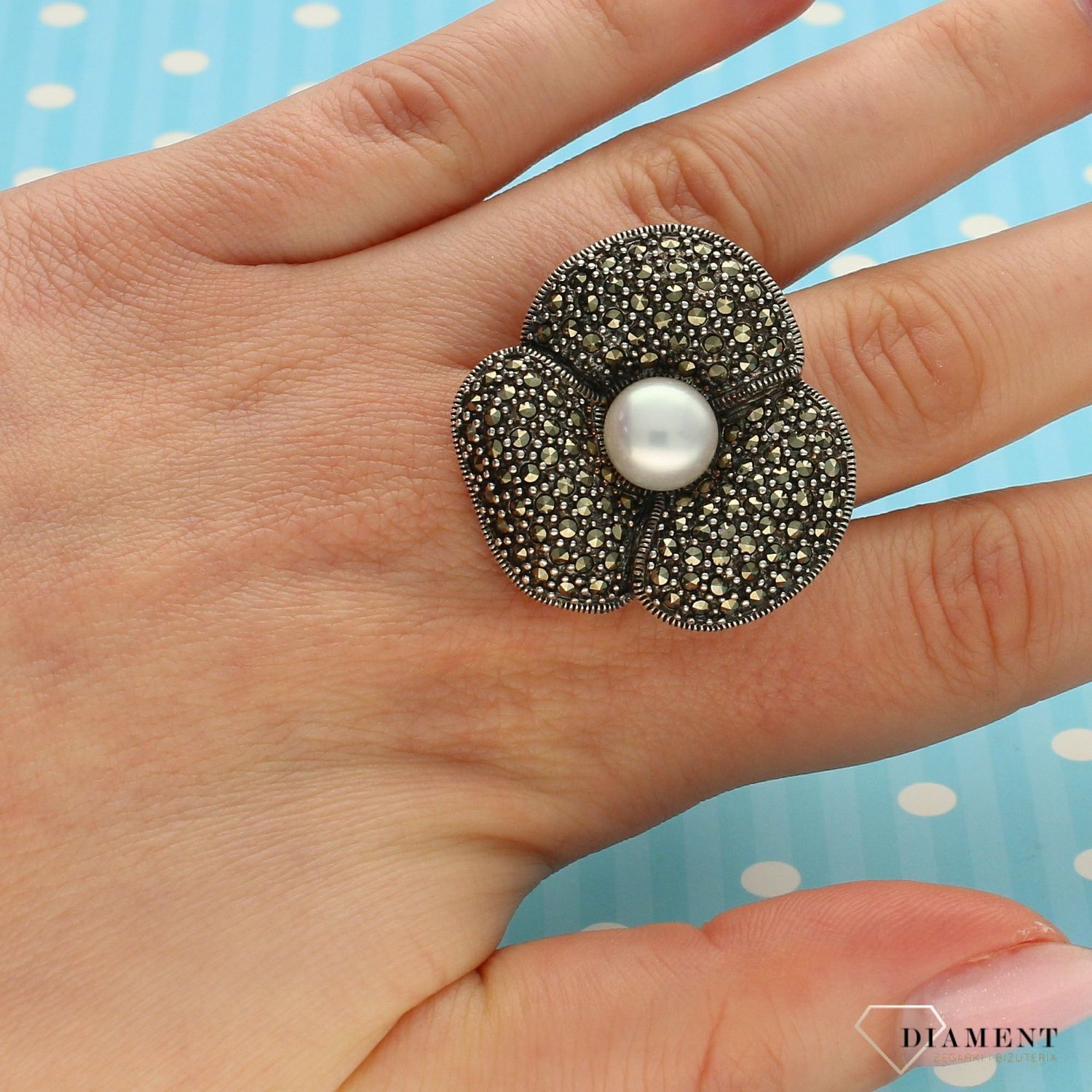 Srebrny pierścionek kwiatek z perełką i markazytami DIA-PRS-3295-925.jpg