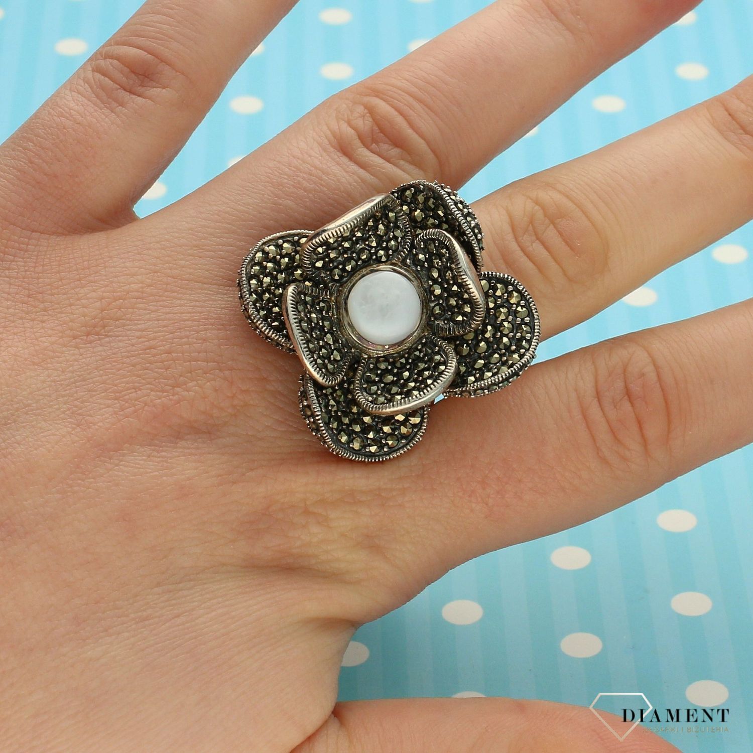 Srebrny pierścionek w kształcie kwiatka markazyty, masa perłowa DIA-PRS-3297-925.jpg