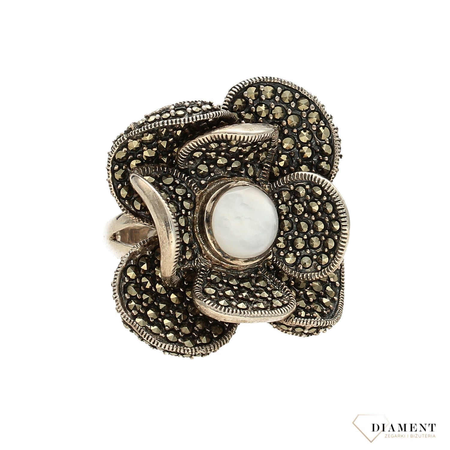 Srebrny pierścionek w kształcie kwiatka markazyty, masa perłowa DIA-PRS-3297-925.jpg