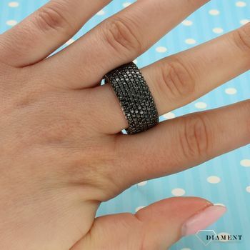 Szeroki pierścionek z czarną cyrkonia DIA-PRS-3300-925. Srebrny pierścionek wykonany z najwyższej jakości srebra próby 925..jpg
