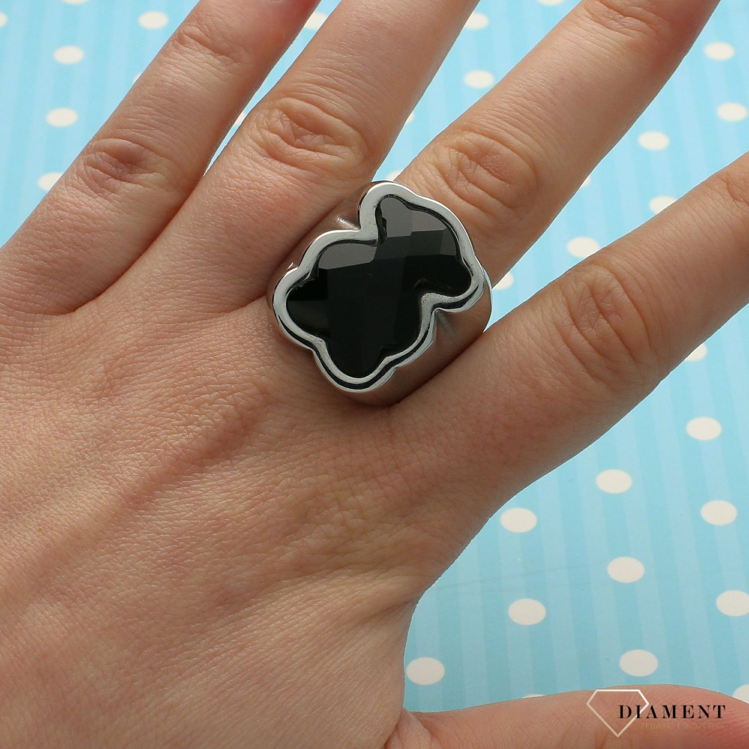 Szeroki, stalowy pierścionek z ozdobnym czarnym misiem TiOUS DIA-PRS-3321-STAL.jpg