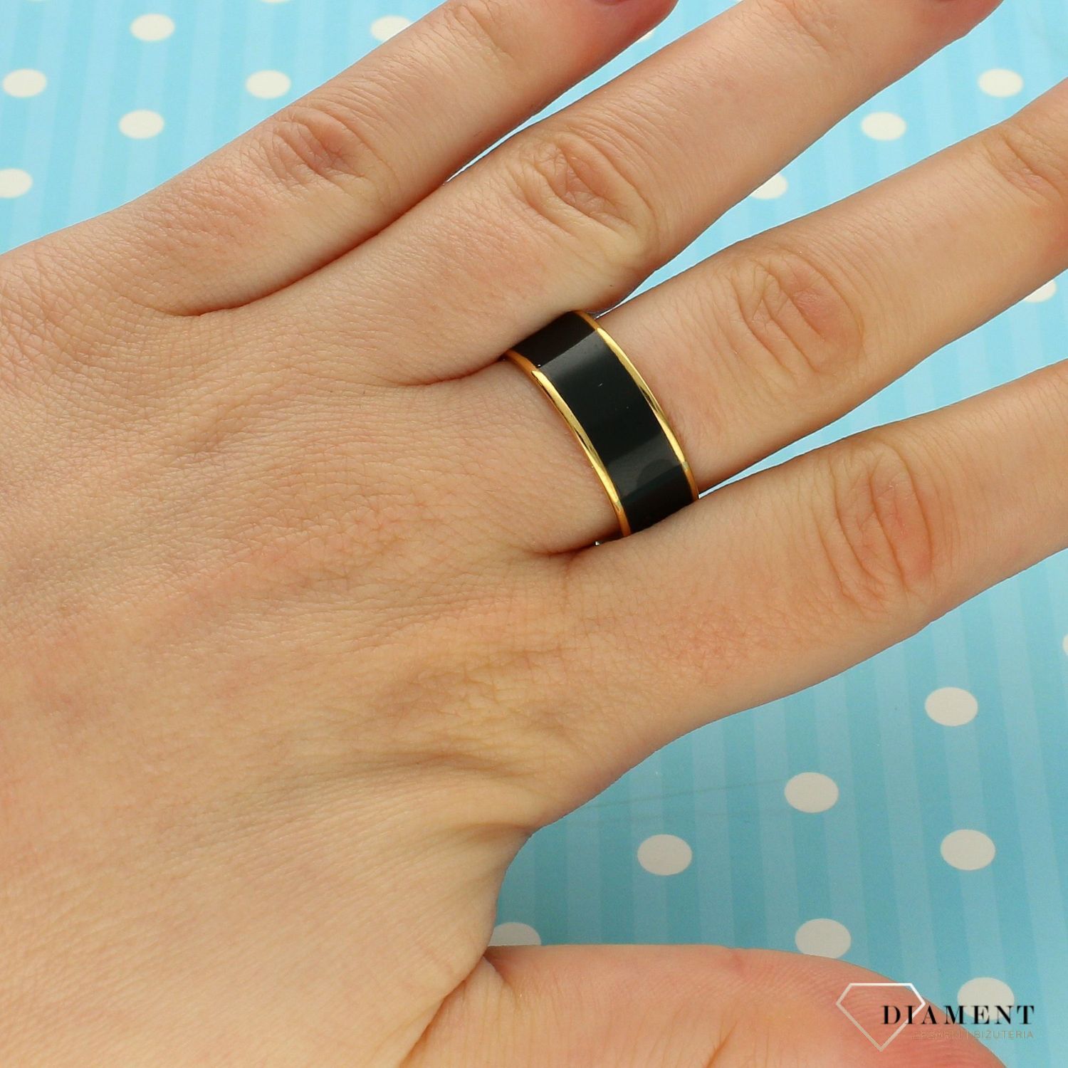 Stalowy pierścionek obrączka pozłacana z czarną emalią DIA-PRS-3325-STAL (1).jpg