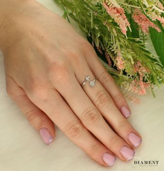 Srebrny pierścionek regulowany serce i krzyżyk DIA-PRS-33535-925.  Klasyczny srebrny pierścionek to dodatek, który sprawdzi się w każdej stylizacji, dlatego każda kobieta powinna mieć go w swojej kolekcji. Pierścionek regulowa (1).jpg