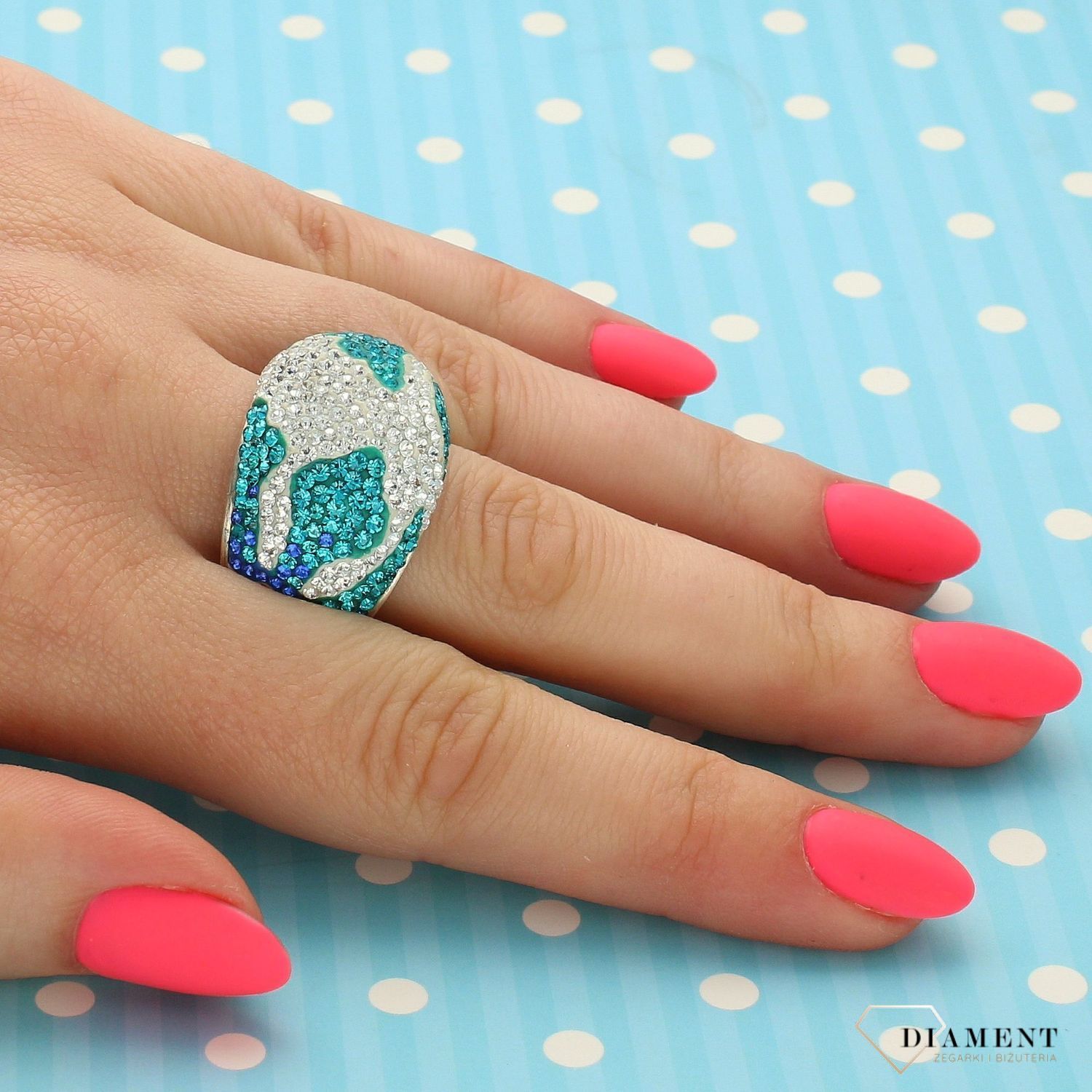 Szeroki, srebrny pierścionek ozdobiony kryształami Swarovskiego DIA-PRS-3376-925 (1).jpg