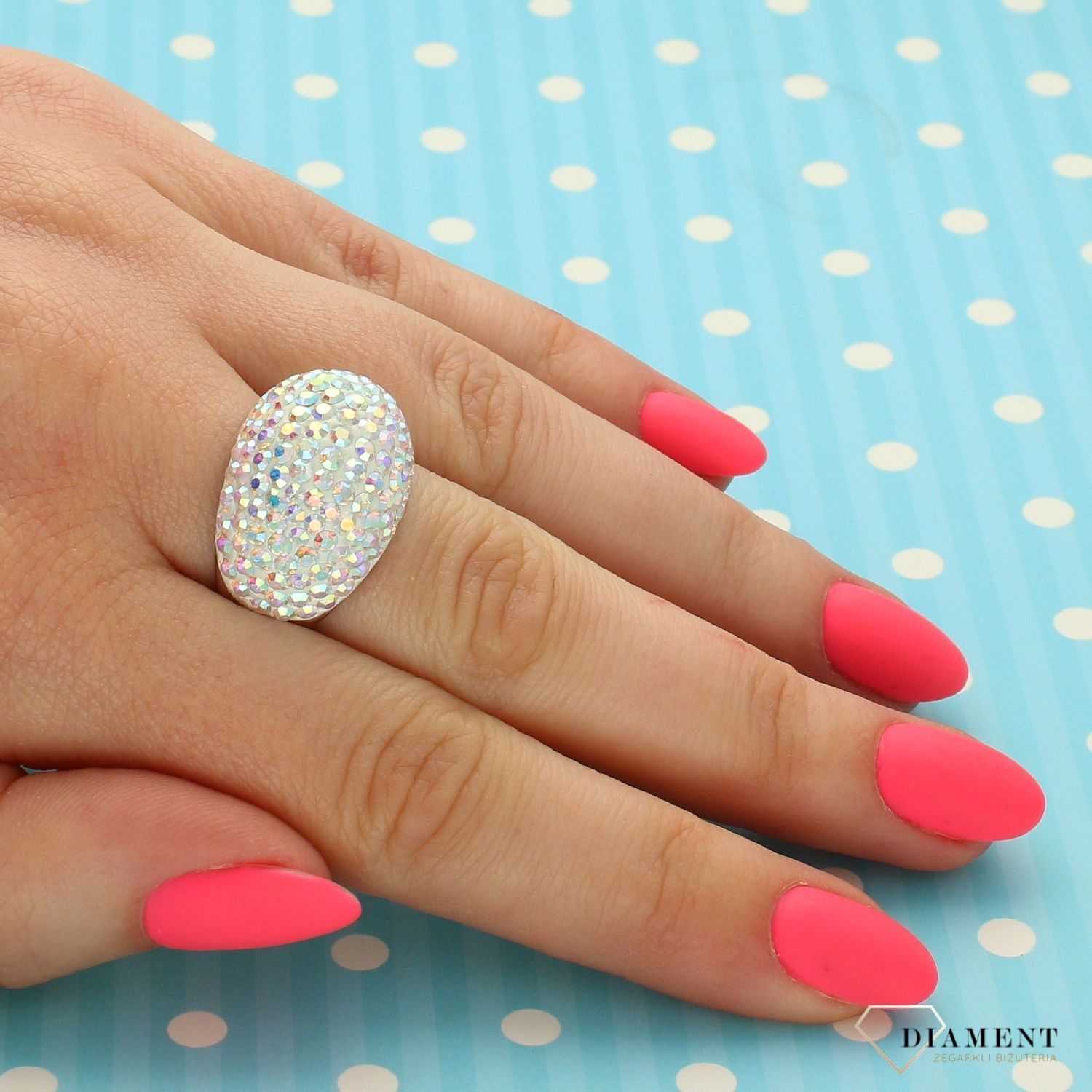 Srebrny pierścionek wysoki z białymi kryształami Swarovskiego DIA-PRS-3377-925 (1).jpg