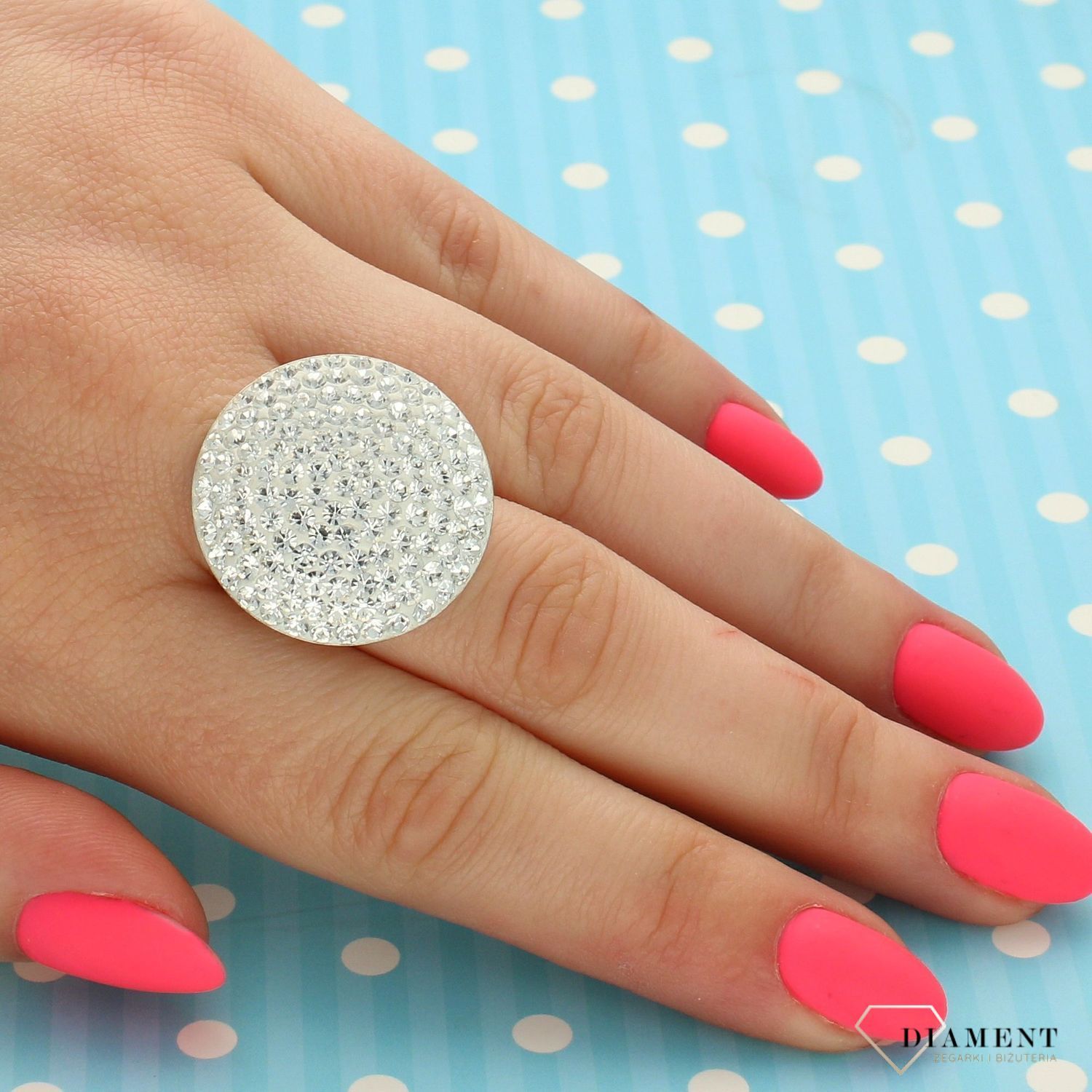 Szeroki, srebrny pierścionek z białymi kryształami w białym kolorze DIA-PRS-3384-925 (1).jpg