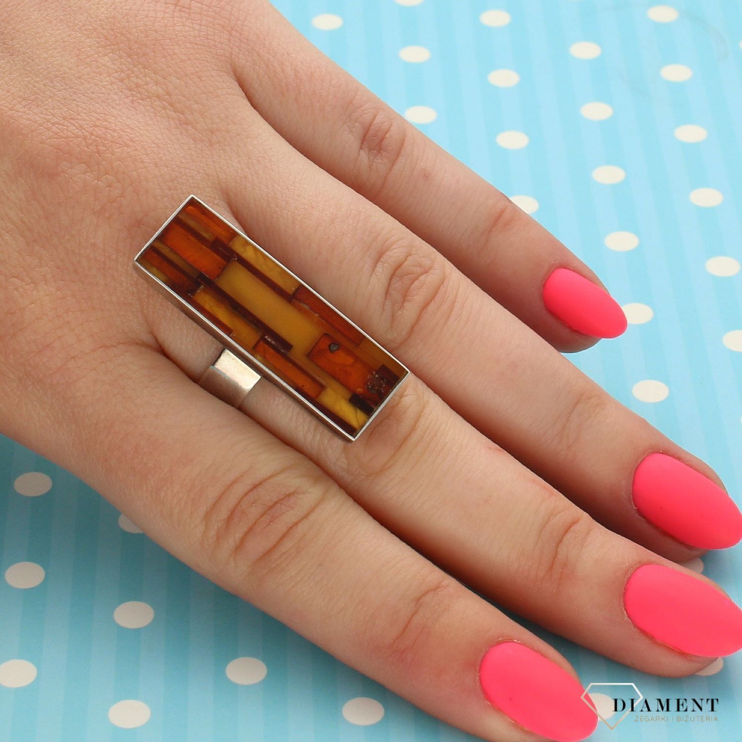 Srebrny pierścionek prostokąt z bursztynem DIA-PRS-3385-925 (1).jpg