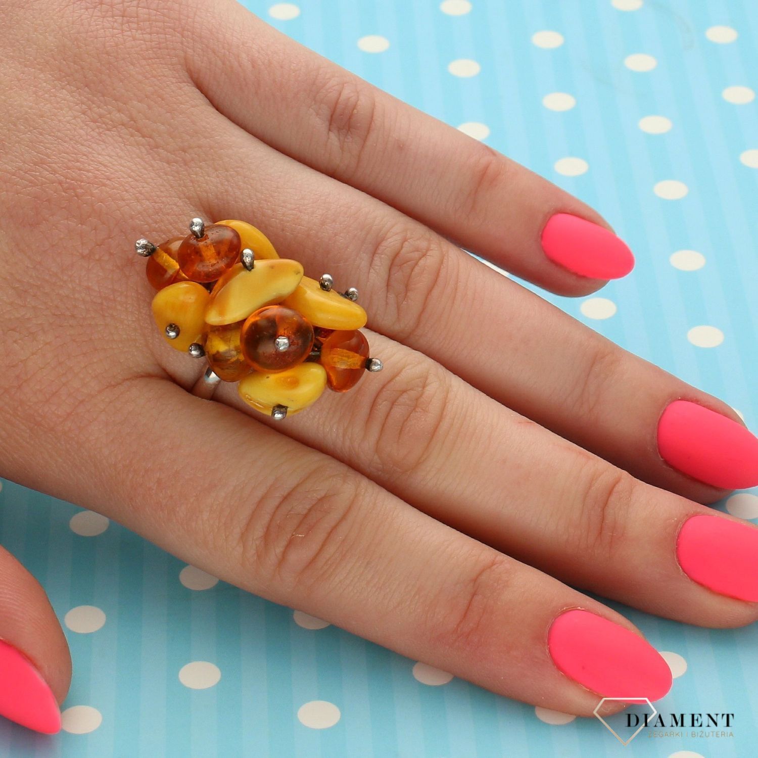 Srebrny pierścionek z niewielkimi bursztynami DIA-PRS-3387-925 (1).jpg