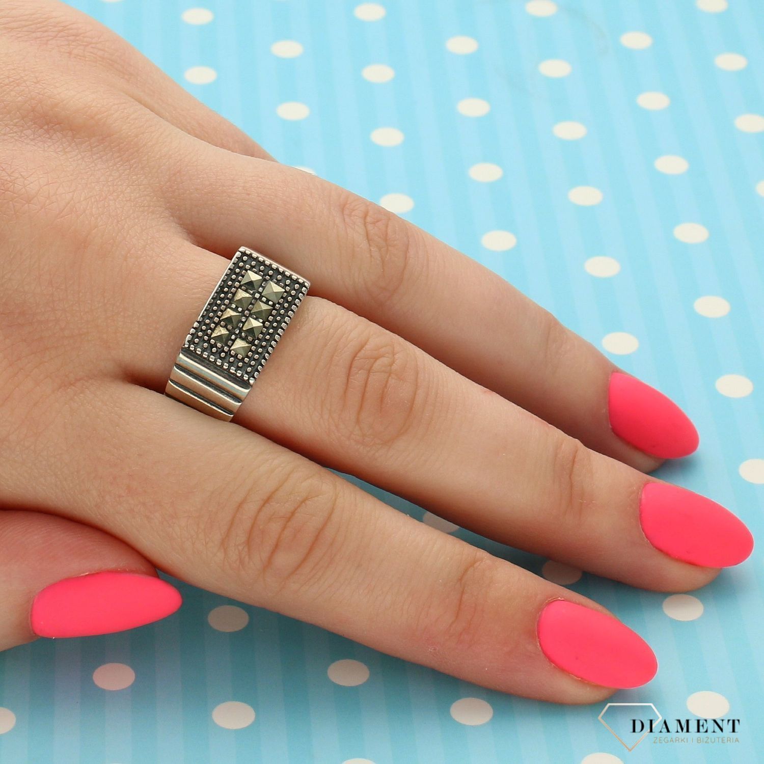 Srebrny pierścionek prosty z markazytami DIA-PRS-3394-925 (1).jpg