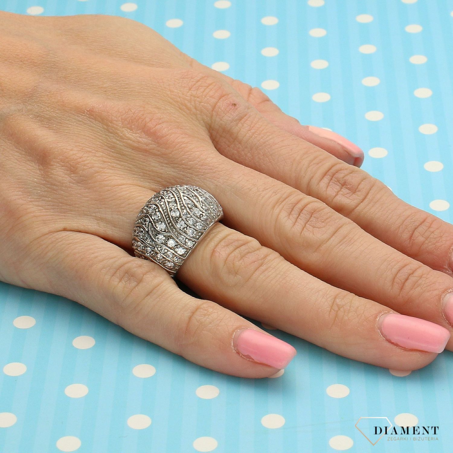 Szeroki pierścionek srebrny z błyszczącą cyrkonią DIA-PRS-3409-925 (1).jpg