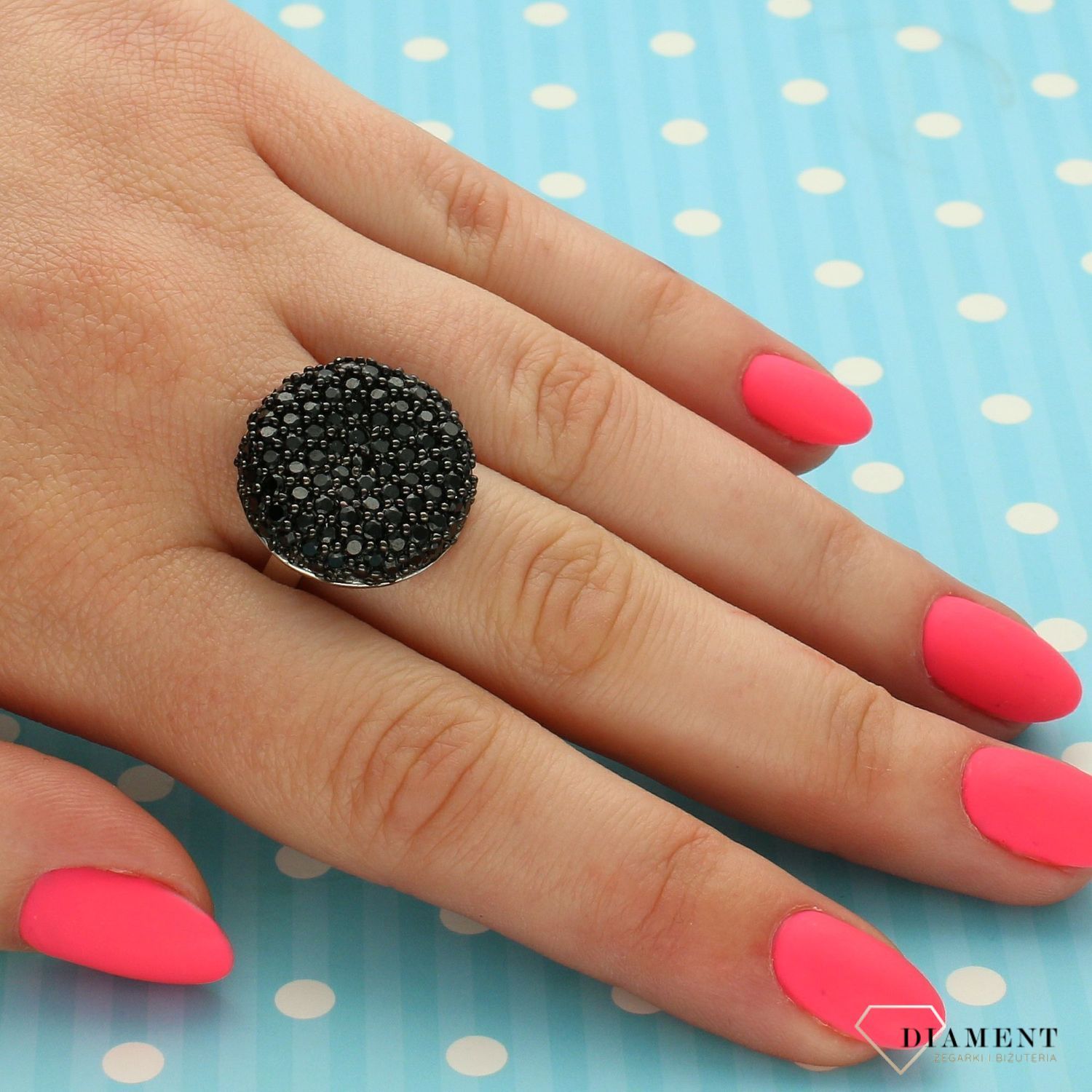 Srebrny pierścionek z okrągłym elementem ozdobnym ozdobiony czarną cyrkonią (1).jpg