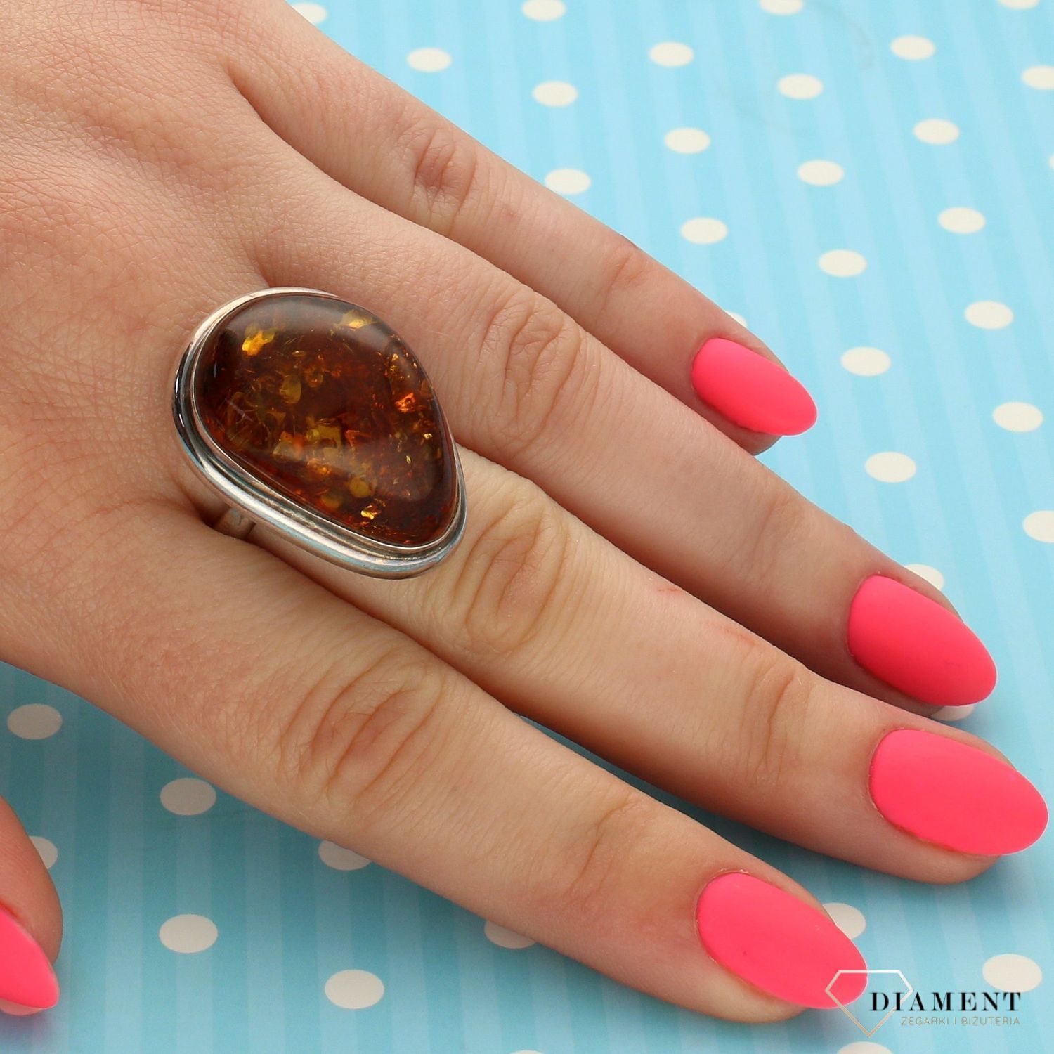 Srebrny pierścionek klasyczny z bursztynem DIA-PRS-3415-925 (1).jpg