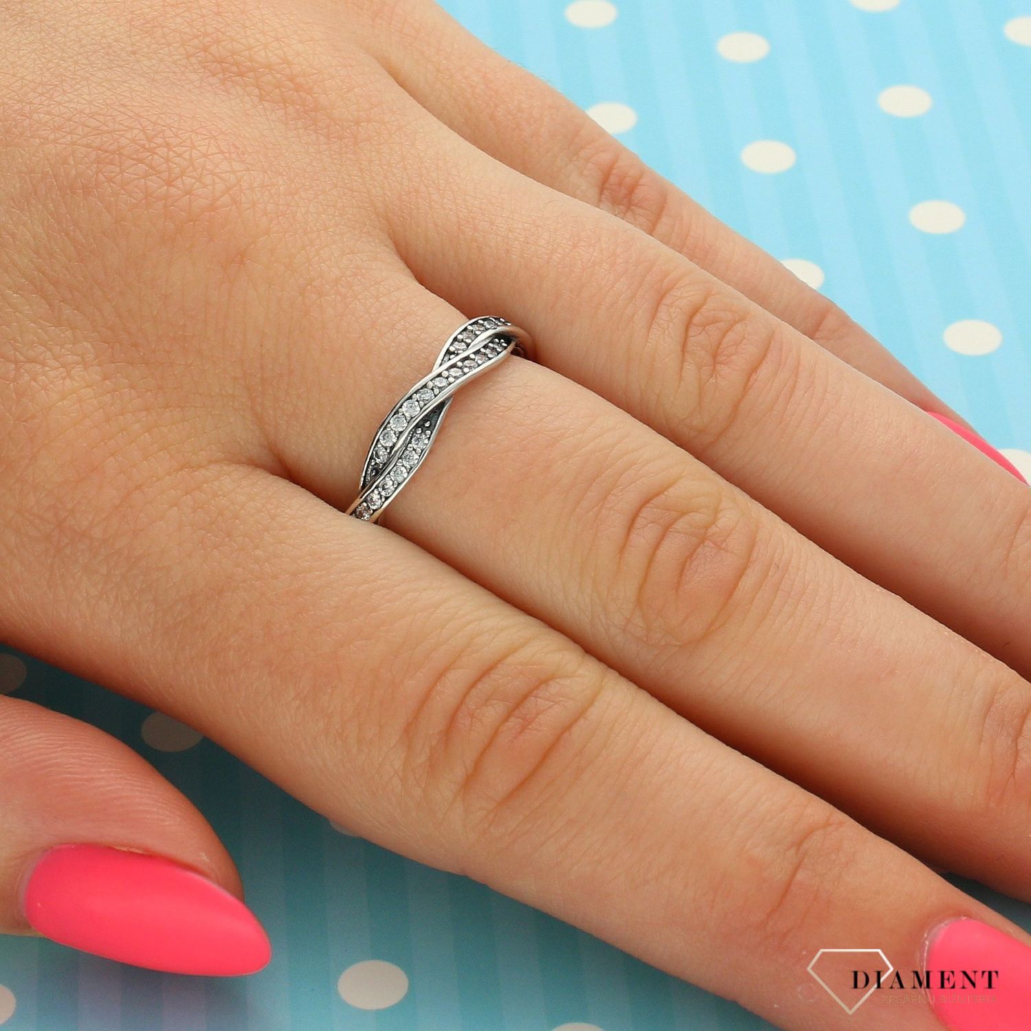 Srebrny pierścionek obrączka pleciona z białymi cyrkoniami DIA-PRS-3589-925 (2).jpg