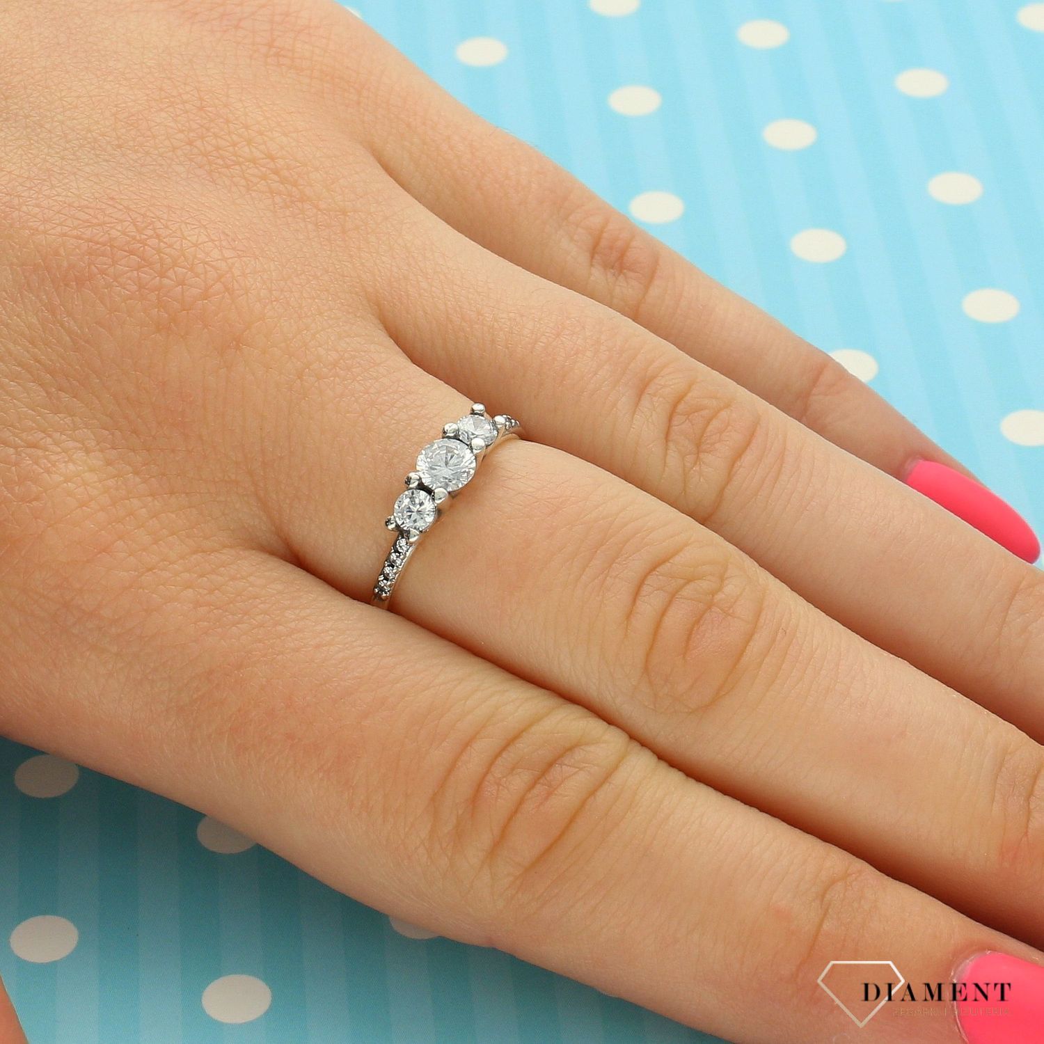 Srebrny pierścionek ozdobiony cyrkonią DIA-PRS-3590-925. Srebrny pierścionek obrączka z białymi cyrkoniami ułożonymi w bardzo nowoczesny sposób. Wykonany z wysokiej jakości srebra próby 925 (2).jpg