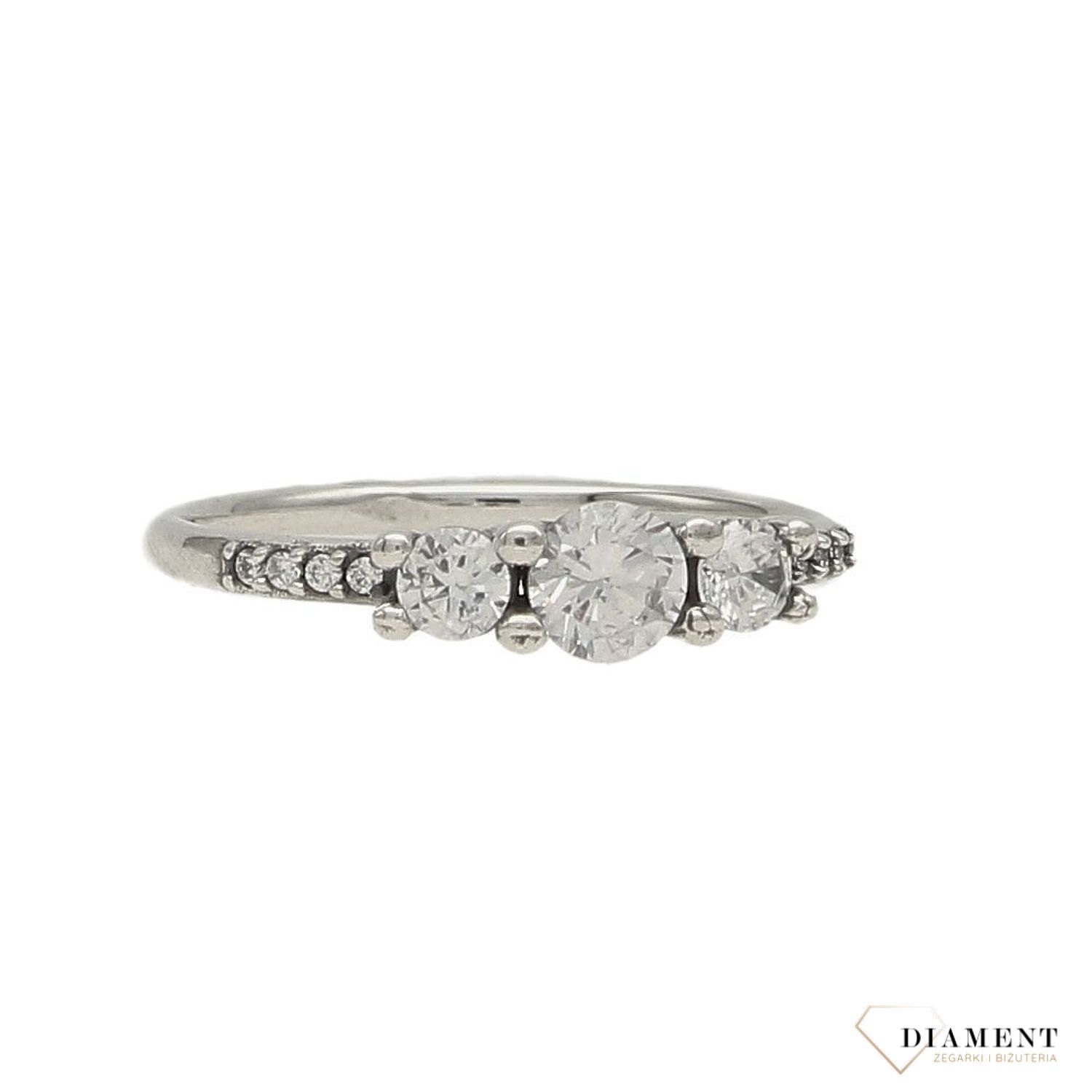 Srebrny pierścionek ozdobiony cyrkonią DIA-PRS-3590-925. Srebrny pierścionek obrączka z białymi cyrkoniami ułożonymi w bardzo nowoczesny sposób. Wykonany z wysokiej jakości srebra próby 925 (2).jpg