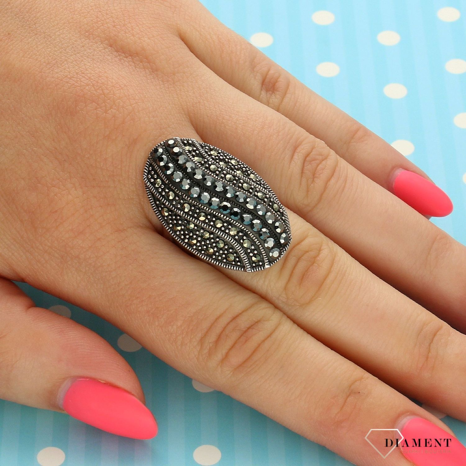 Srebrny pierścionek ozdobiony markazytami i kryształem Swarovskiego DIA-PRS-3612-925. Srebrny pierścionek z markazytami i kryształami Swarovskiego zachowany w ciemnej kolorystyce (2).jpg