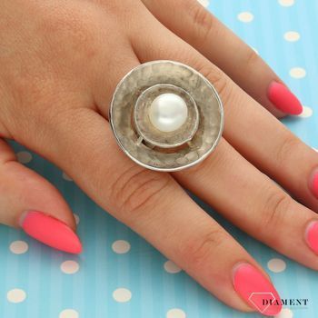 Srebrny pierścionek 'okrągły z perełką' DIA-PRS-3617-925. Srebrny pierścionek 925 w okrągłym kształcie ozdobiony perłą (1).jpg