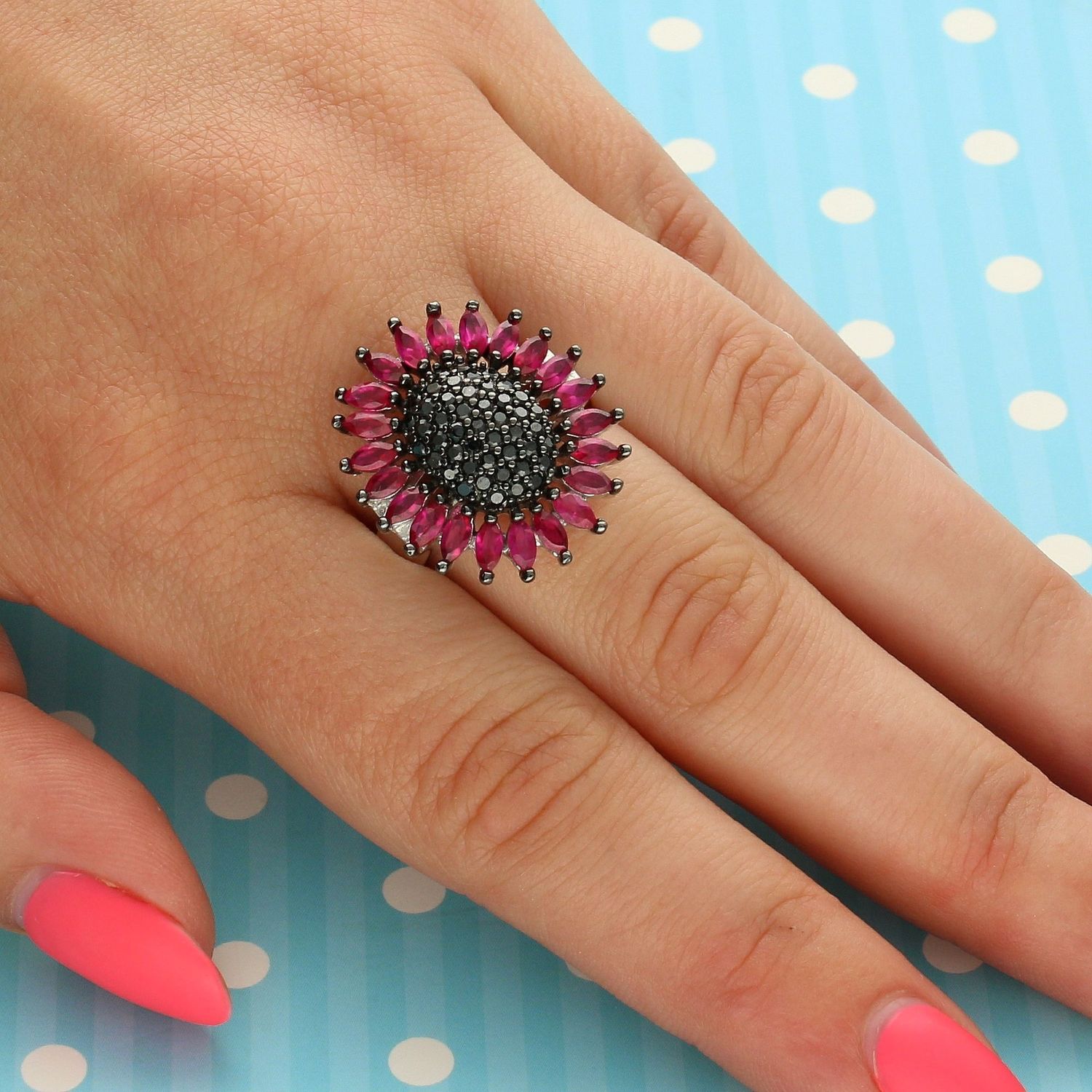 Srebrny pierścionek w kształcie kwiatka z różową i czarną cyrkonią DIA-PRS-3618-925.jpg