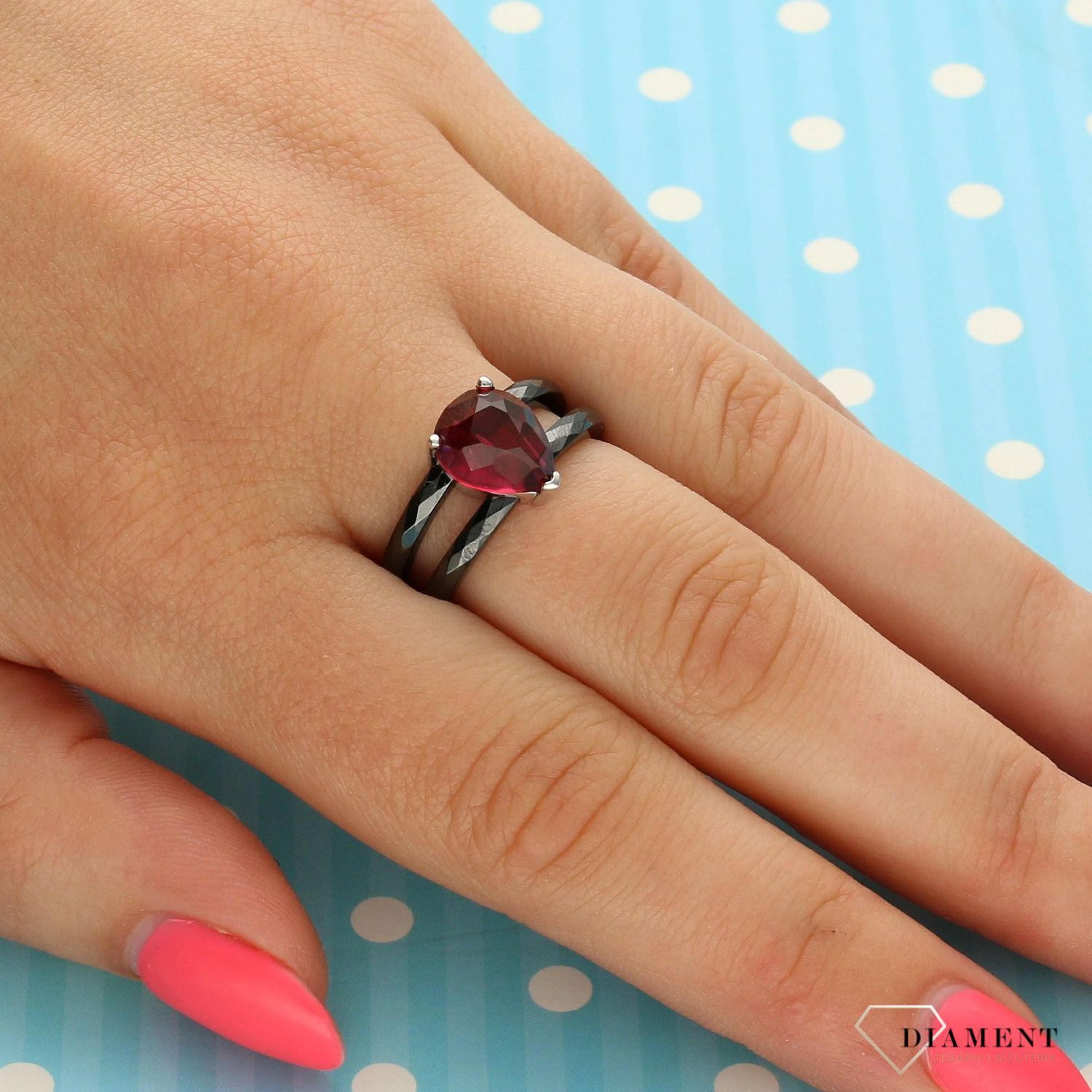 Pierścionek czarna ceramika z czerwonym oczkiem DIA-PRS-3622-925. Pierścionek wykonany z czarnej ceramiki oraz ozdobiony czerwonym oczkiem (2).jpg