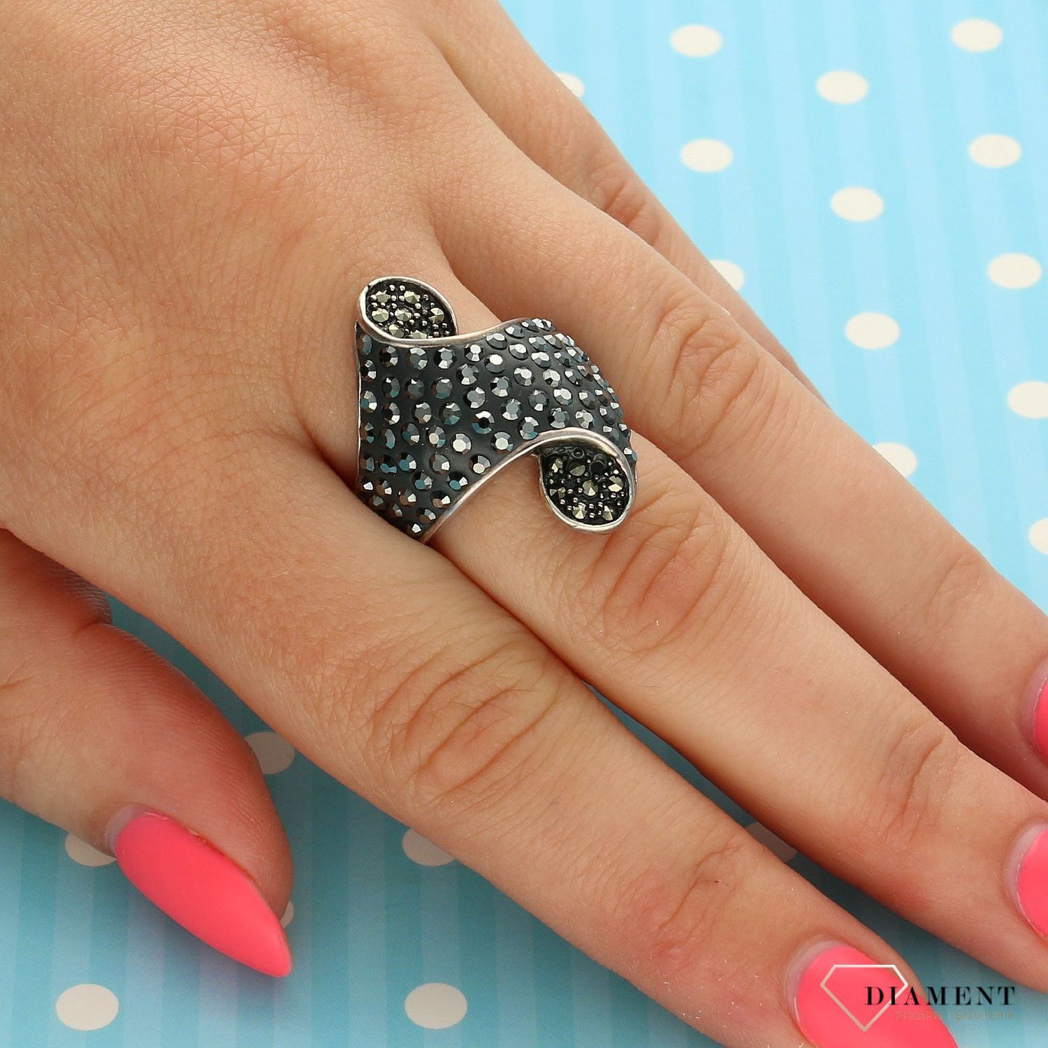 Srebrny pierścionek falisty z markazytami i cyrkonią DIA-PRS-3623-925. Srebrny pierścionek z markazytami i kryształami Swarovskiego w ciemnej kolorystyce (2).jpg