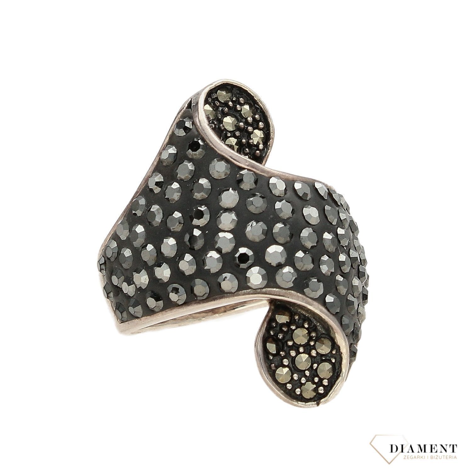 Srebrny pierścionek falisty z markazytami i cyrkonią DIA-PRS-3623-925. Srebrny pierścionek z markazytami i kryształami Swarovskiego w ciemnej kolorystyce (2).jpg