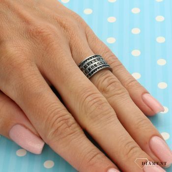 Srebrny pierścionek szeroka obrączka czarna cyrkonia DIA-PRS-3625-925.Nowoczesny pierścionek to przede wszystkim nieco większa forma z wykorzystaniem klasycznych surowców.jpg