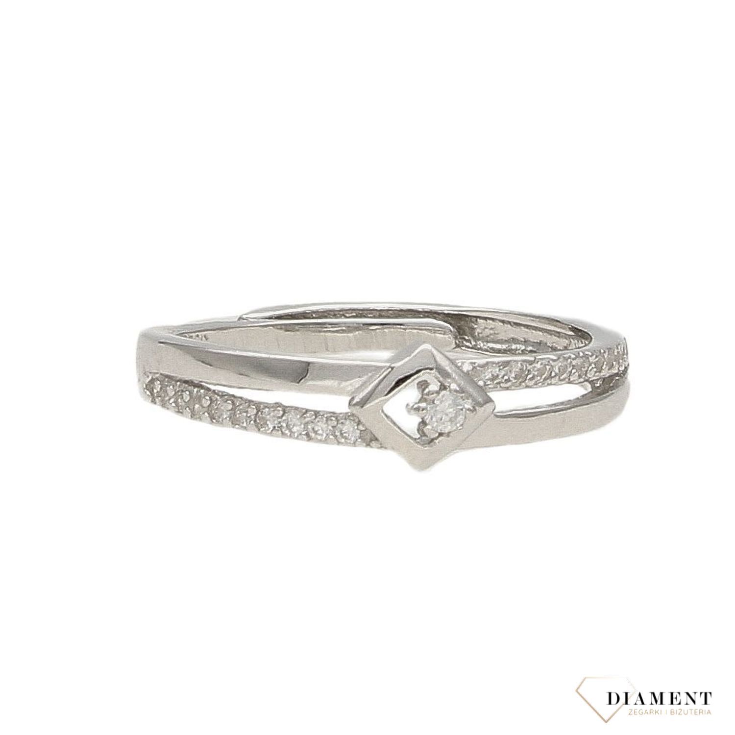 Srebrny pierścionek ozdobiony błyszczącą cyrkonią DIA-PRS-3706-925 (1).jpg