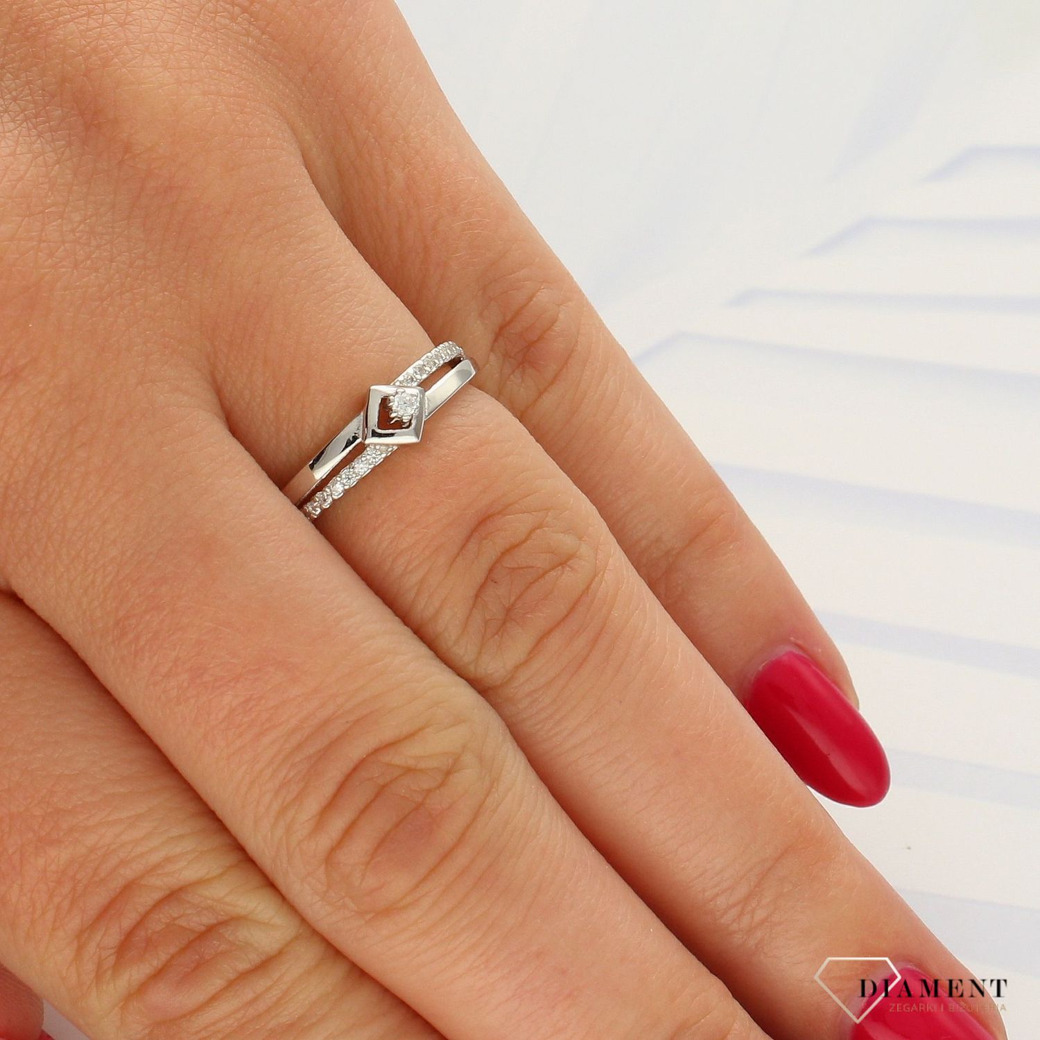 Srebrny pierścionek ozdobiony błyszczącą cyrkonią DIA-PRS-3706-925 (1).jpg