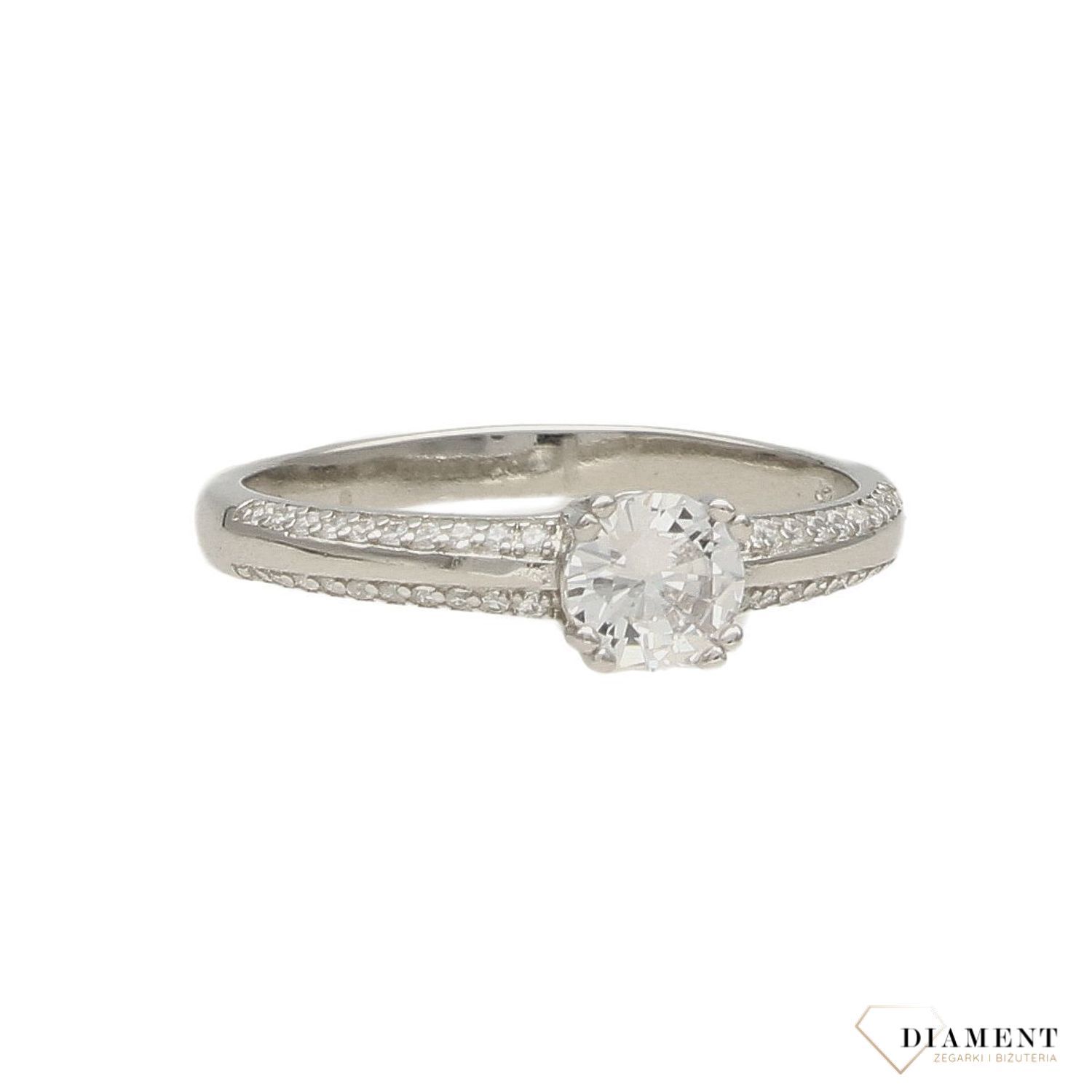 Srebrny pierścionek klasyczny zaręczynowy z cyrkonią DIA-PRS-3707-925.  (1).jpg