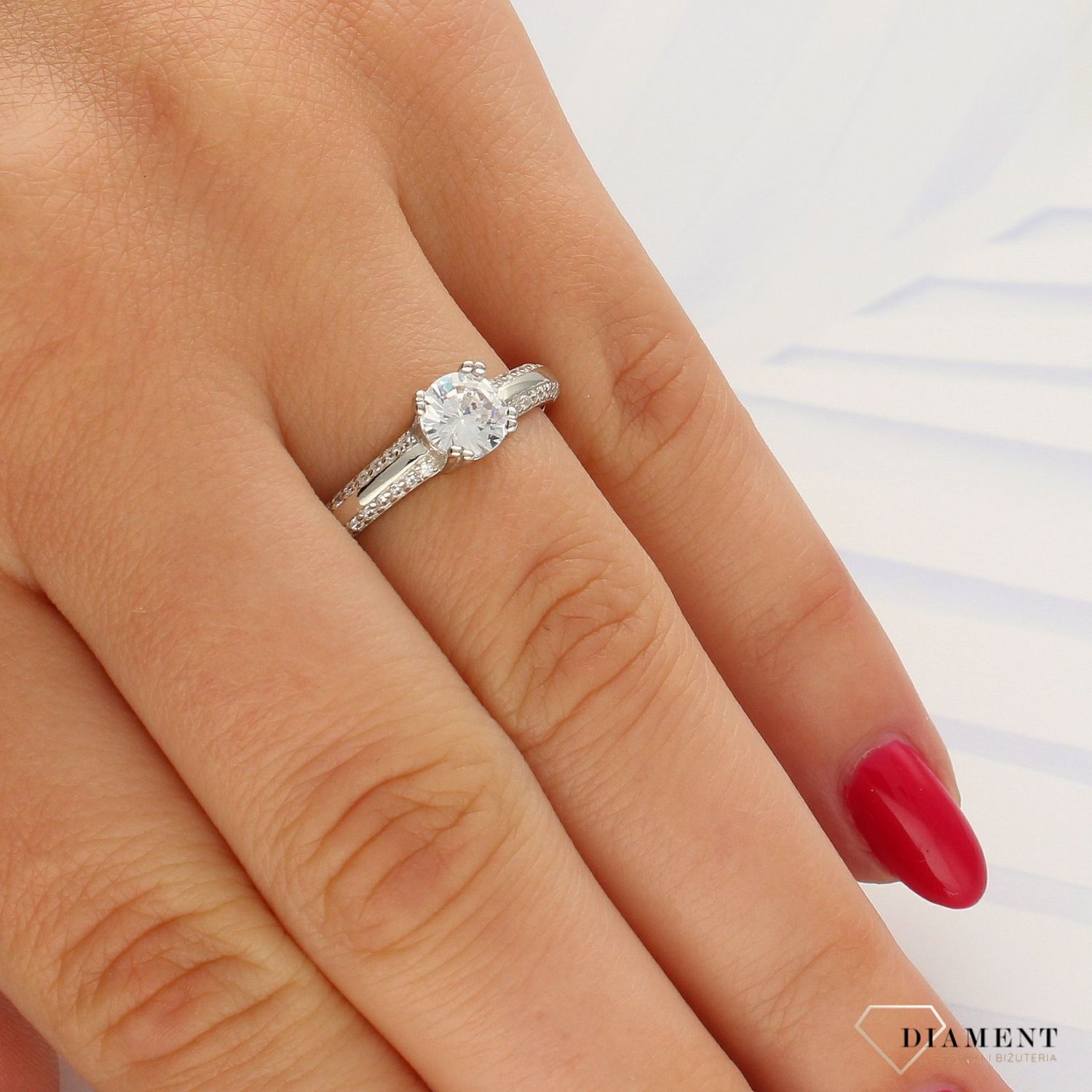 Srebrny pierścionek klasyczny zaręczynowy z cyrkonią DIA-PRS-3707-925.  (1).jpg