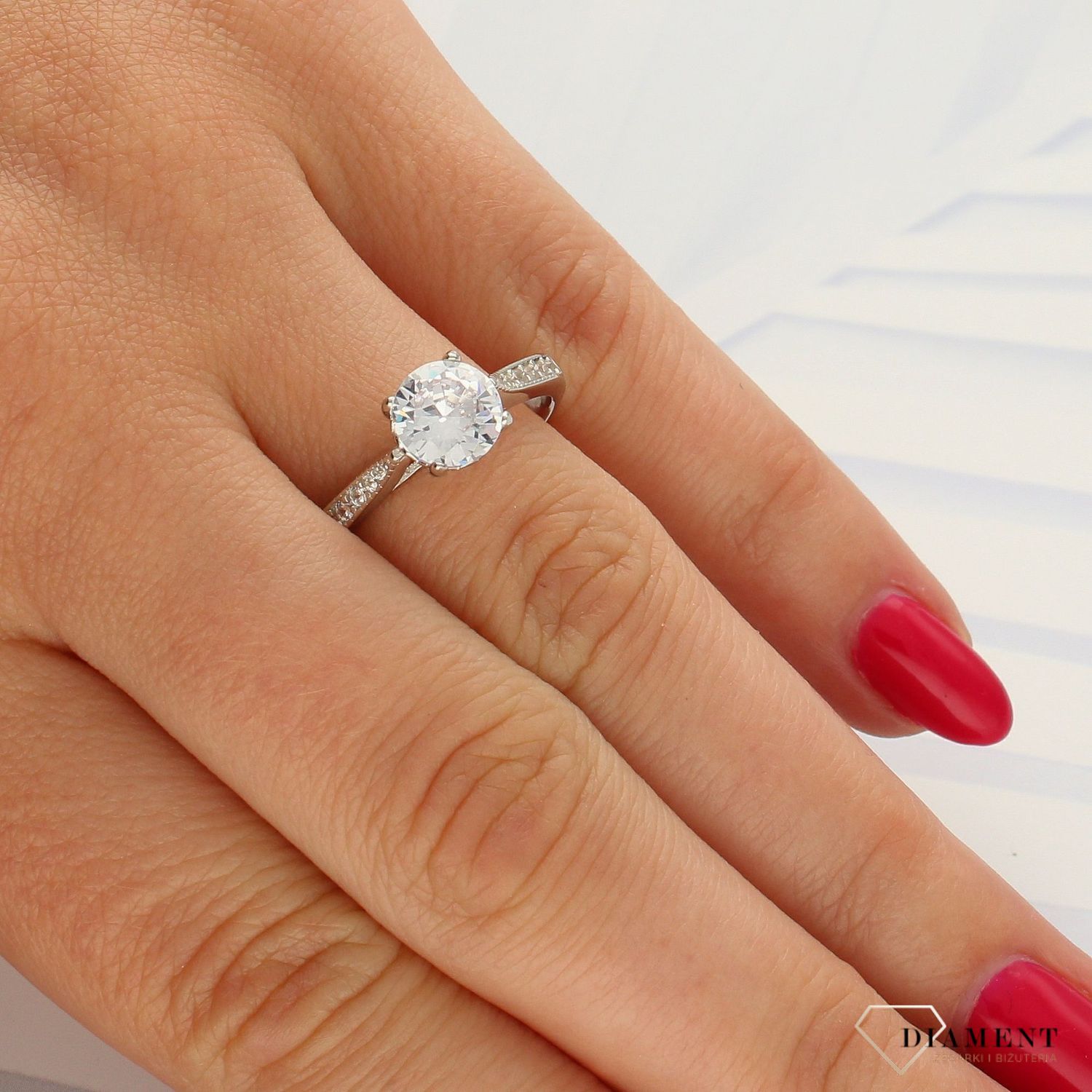 Srebrny pierścionek klasyka zaręczynowa z cyrkonią DIA-PRS-3711-925 (1).jpg