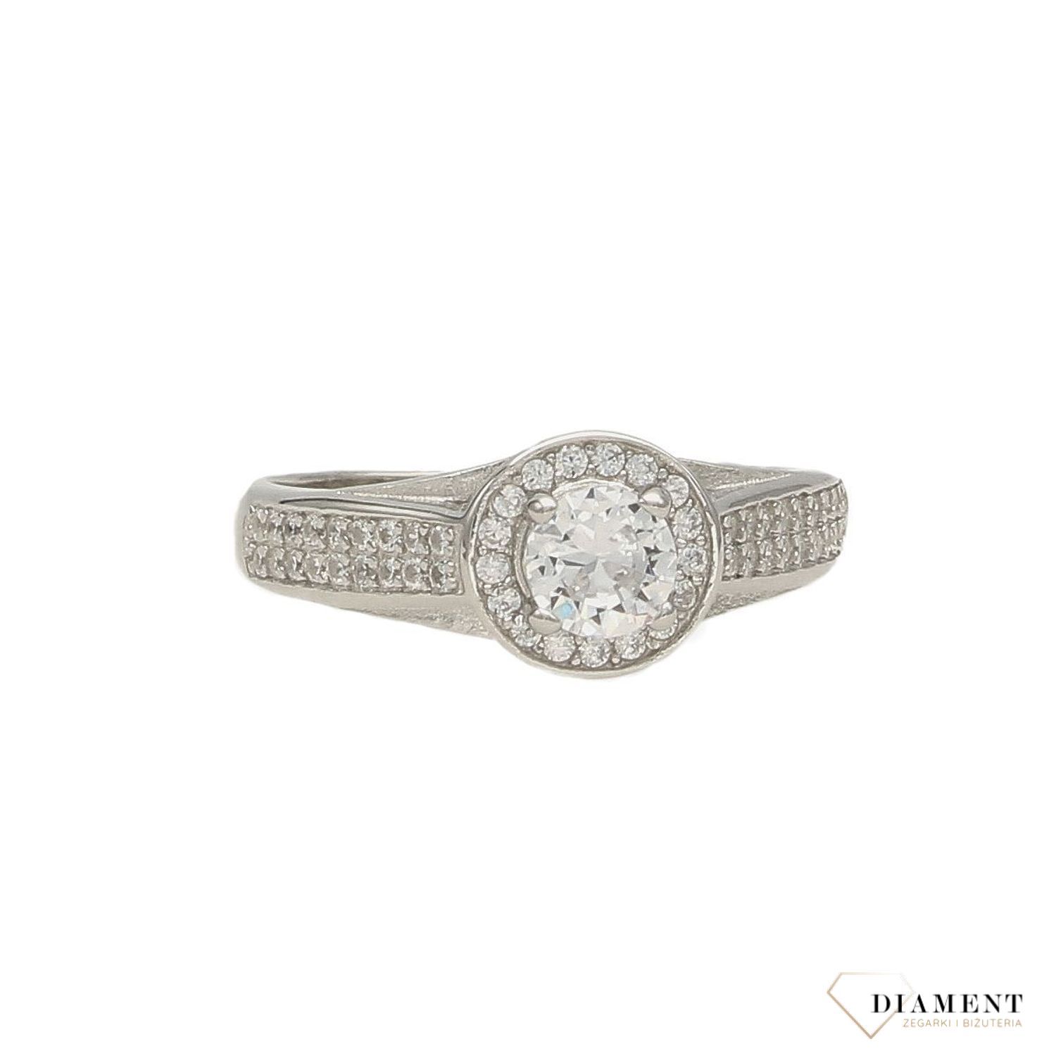 Srebrny pierścionek ozdobiony błyszczącą cyrkonią DIA-PRS-3712-925 (1).jpg