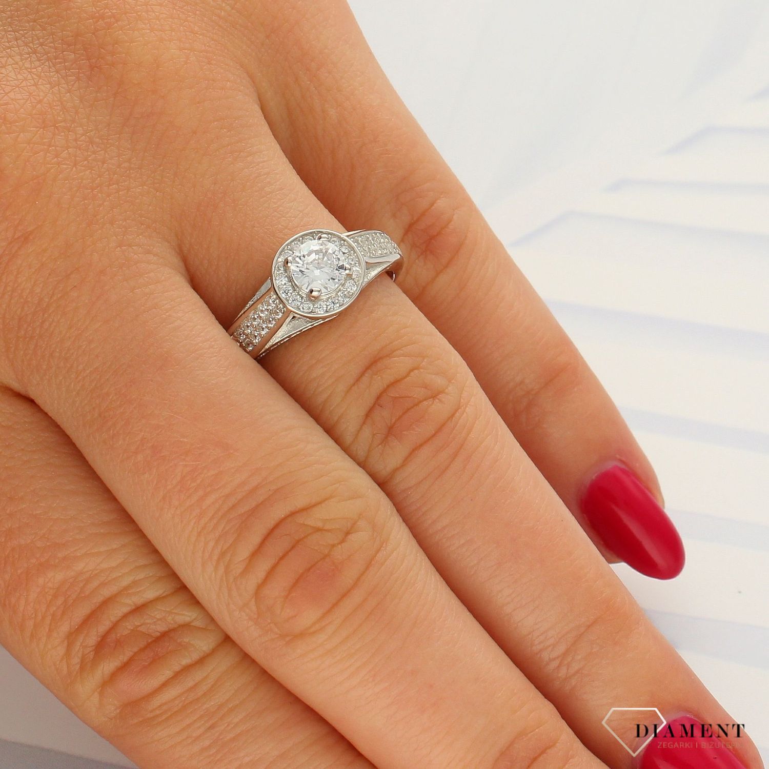 Srebrny pierścionek ozdobiony błyszczącą cyrkonią DIA-PRS-3712-925 (1).jpg