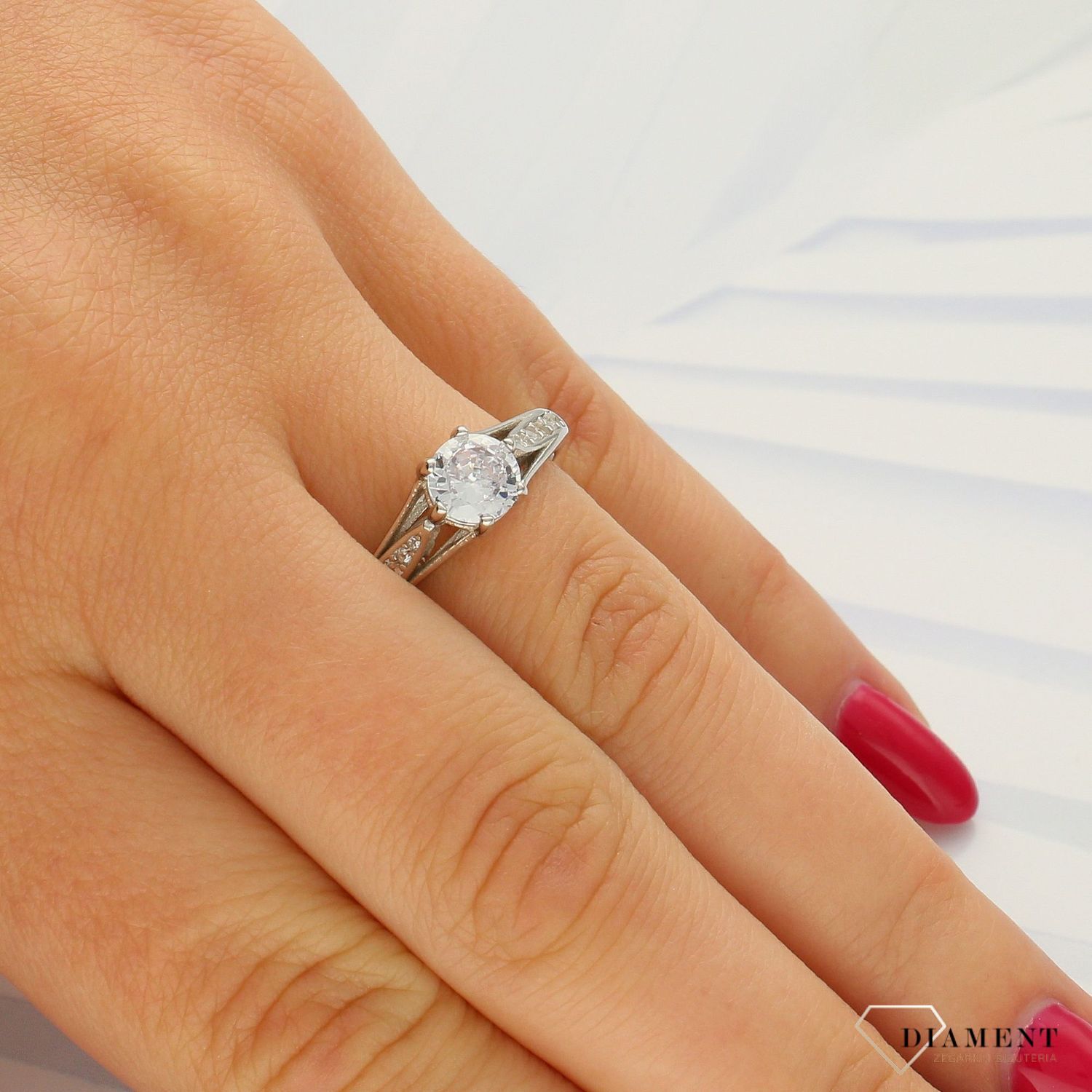 Srebrny pierścionek klasyczny pięknie zdobiony DIA-PRS-3713-925 (1).jpg